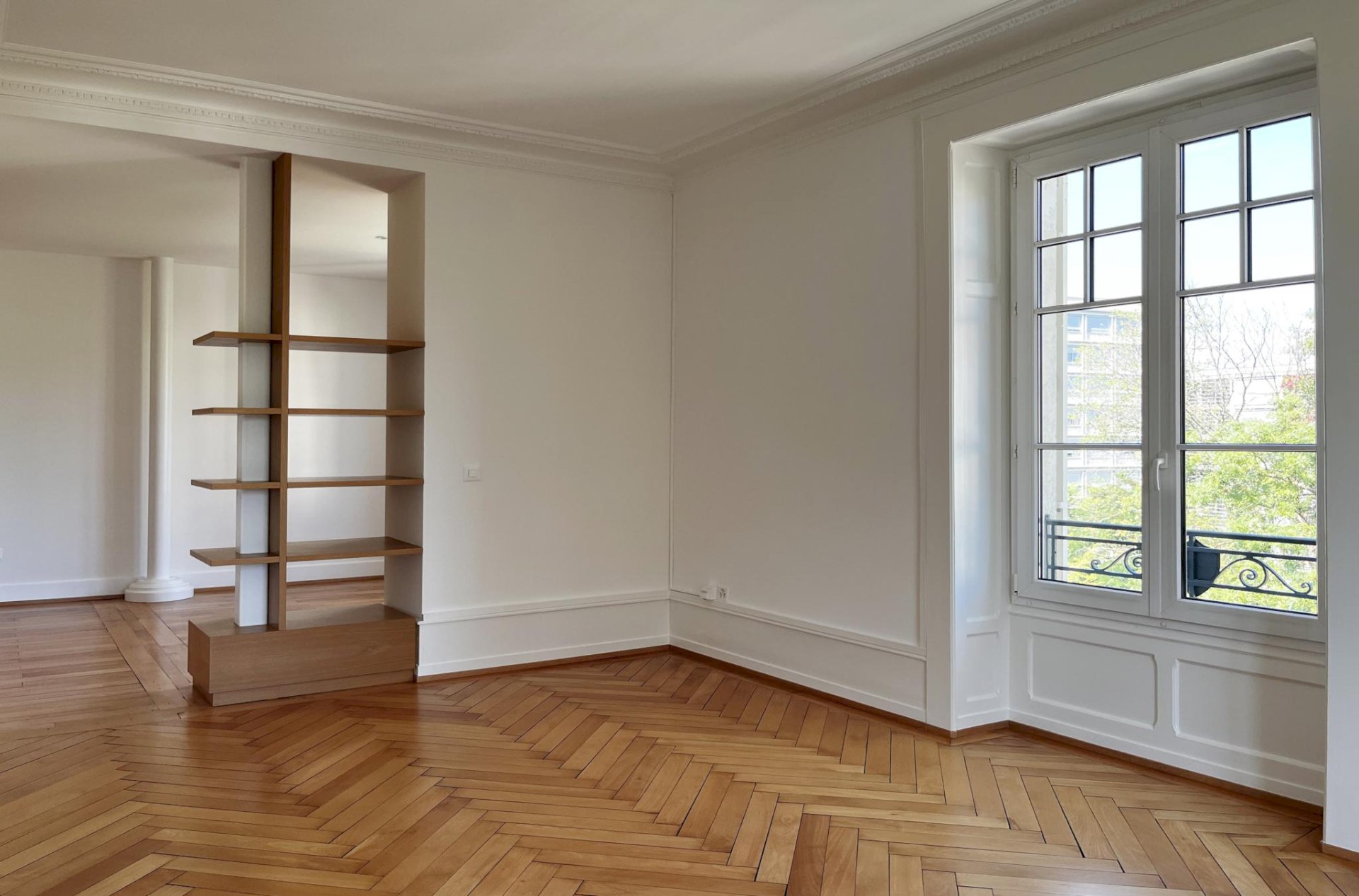 Heller Altbau-Wohnraum mit Fischgrätparkett