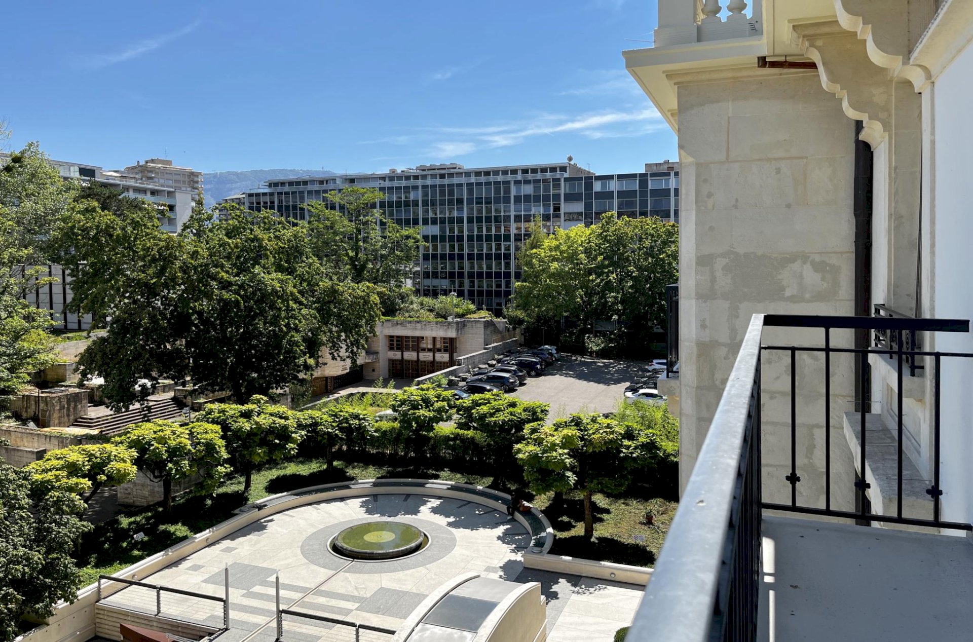 Balkon mit Stadt- und Gartenblick