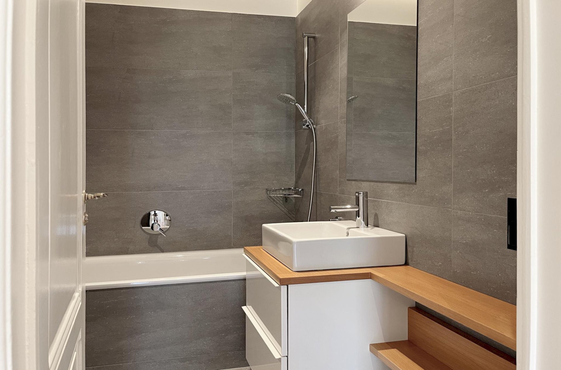 Modernes Bad mit Badewanne und Waschtisch