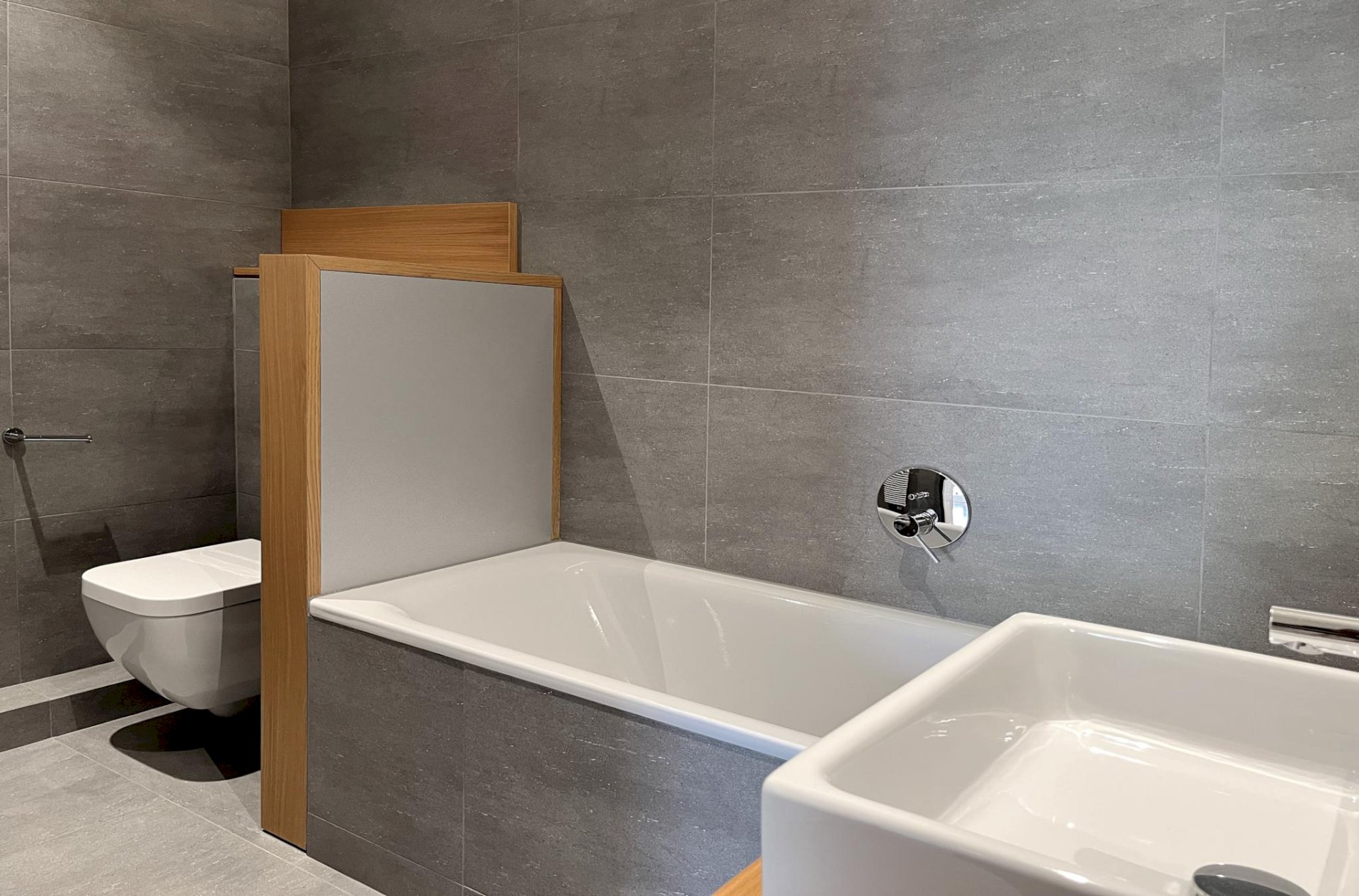 Modernes Badezimmer mit Badewanne und WC