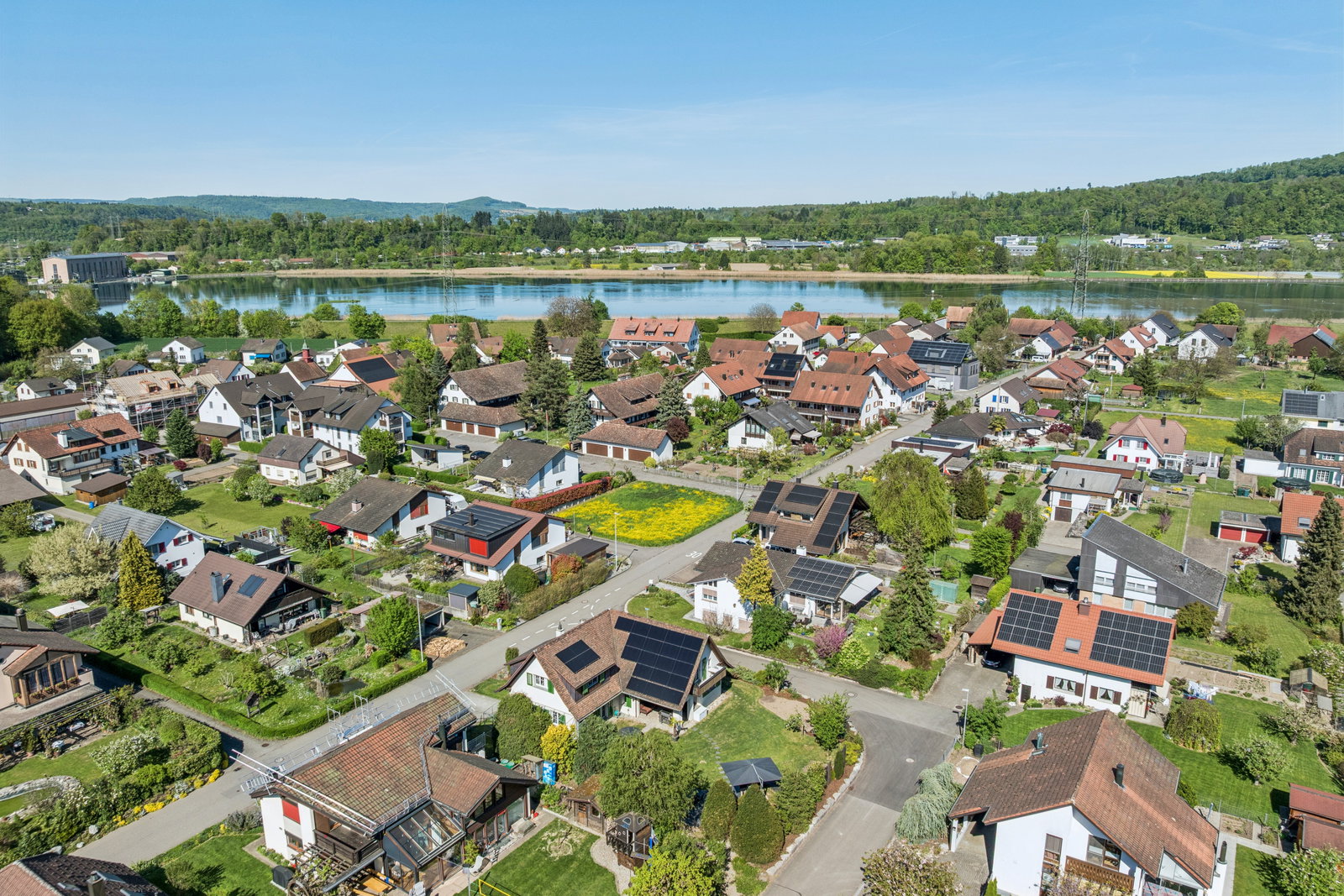 Luftaufnahme eines Wohngebiets am Wasser