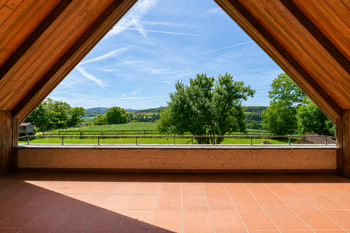 Überdachte Terrasse mit Panoramablick