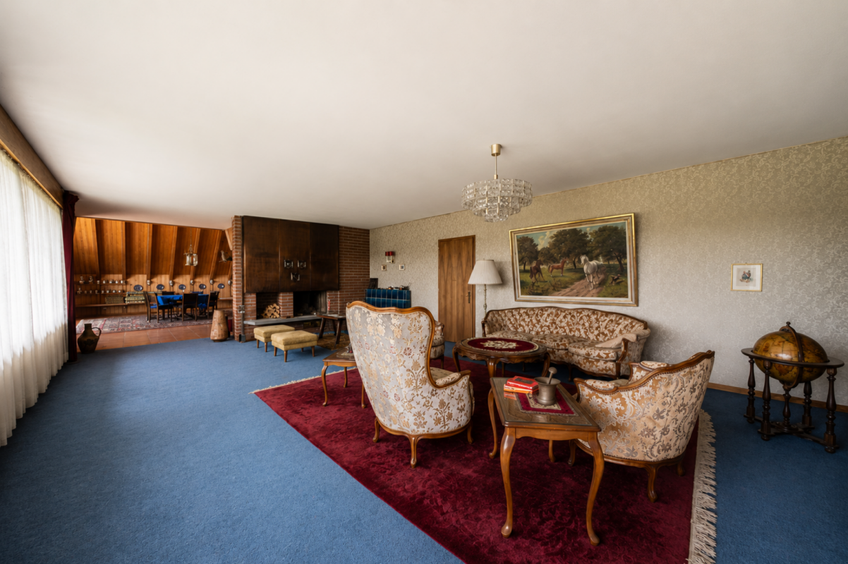 Klassisches Wohnzimmer mit angrenzendem Essbereich