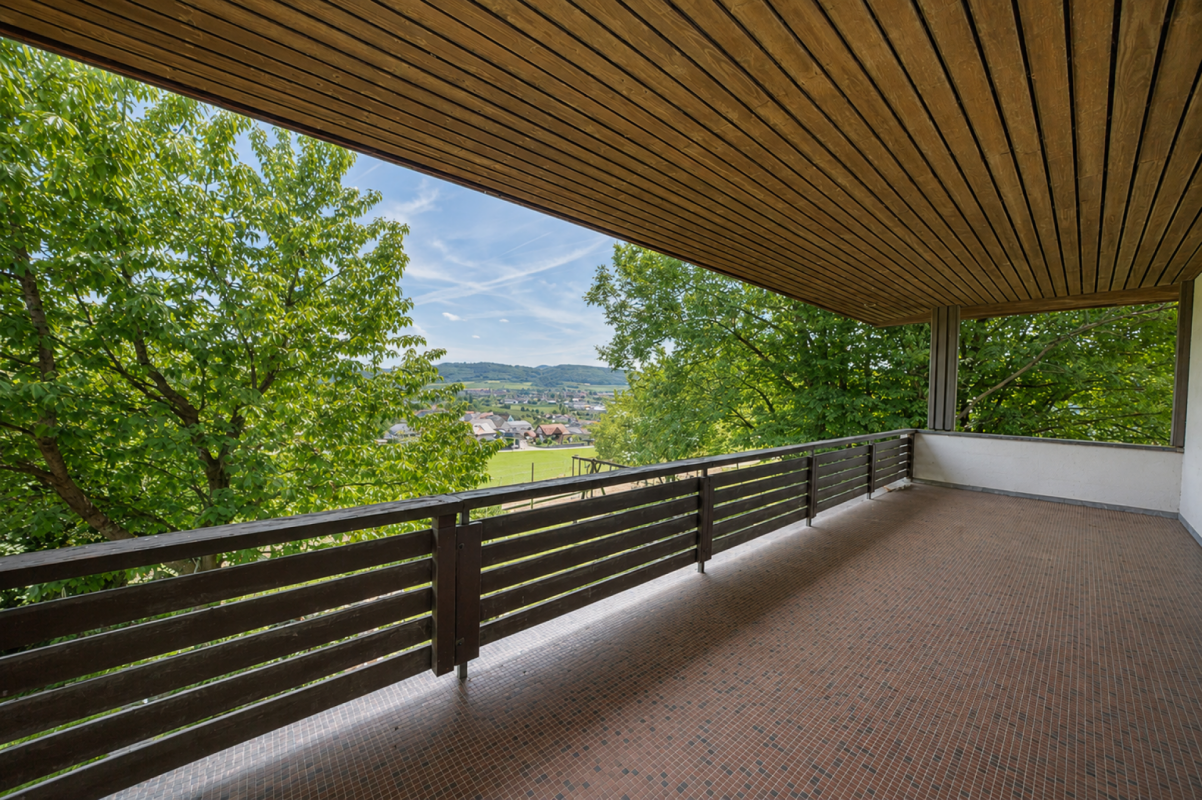 Überdachte Terrasse mit Ausblick ins Grüne