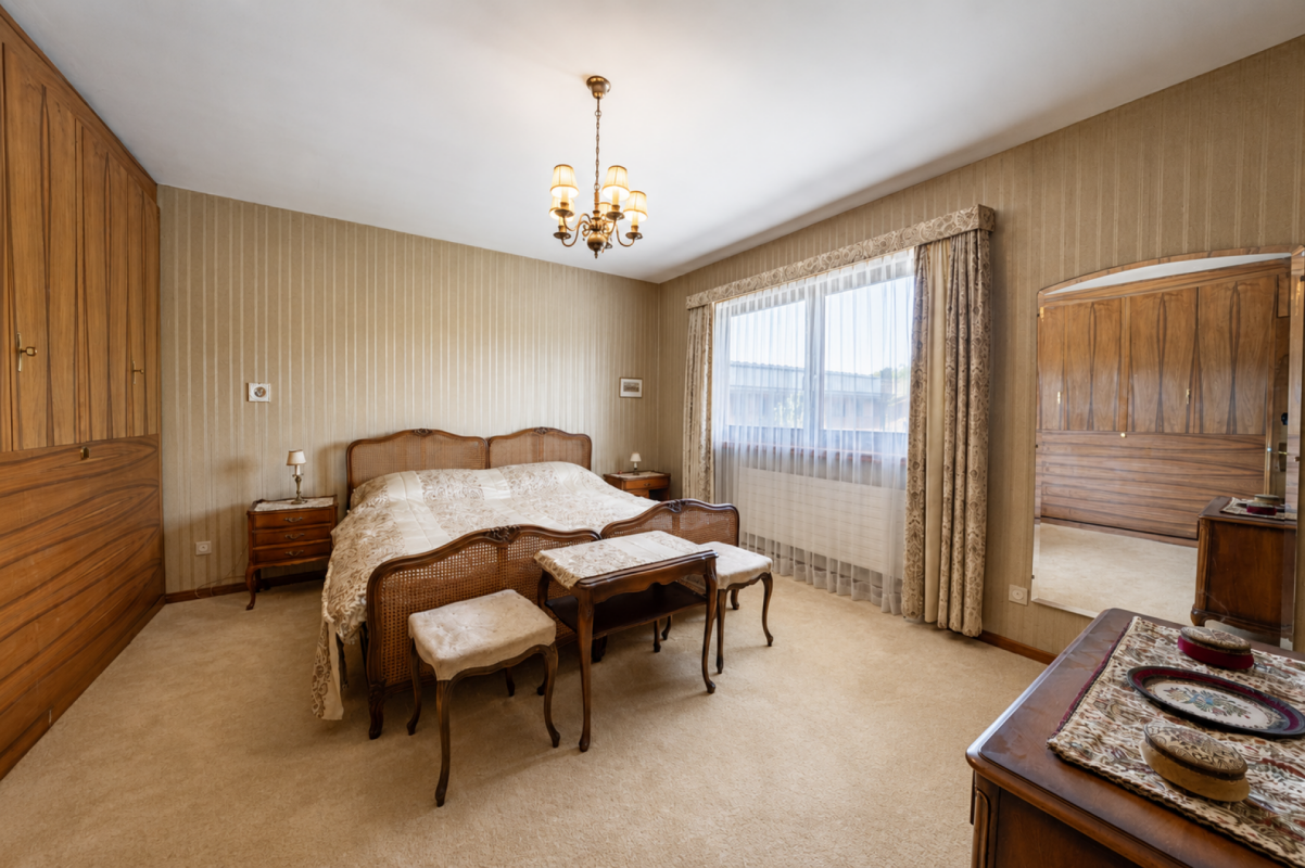 Schlafzimmer mit klassischer Holz-Einrichtung