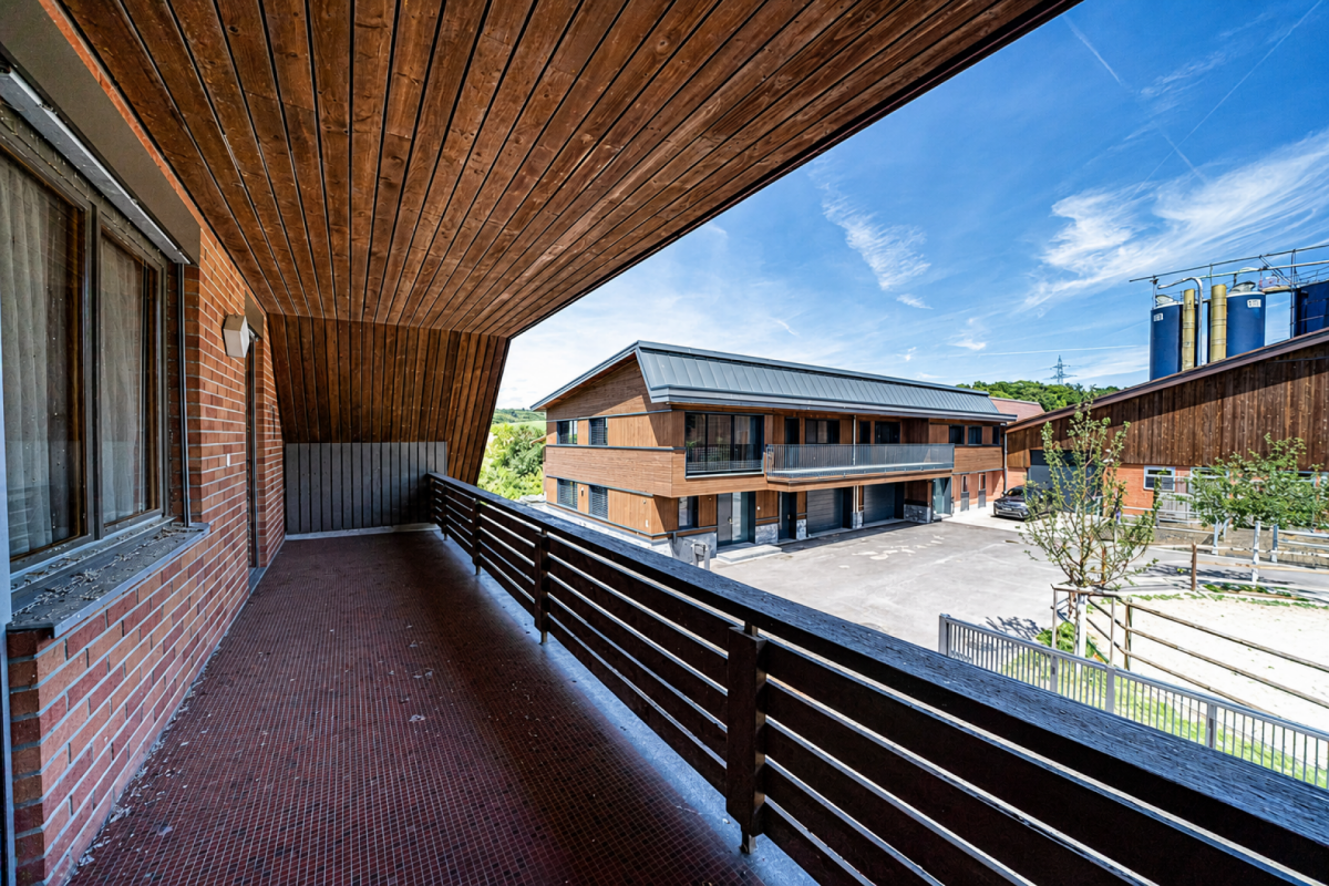 Überdachter Balkon mit Blick auf den Innenhof