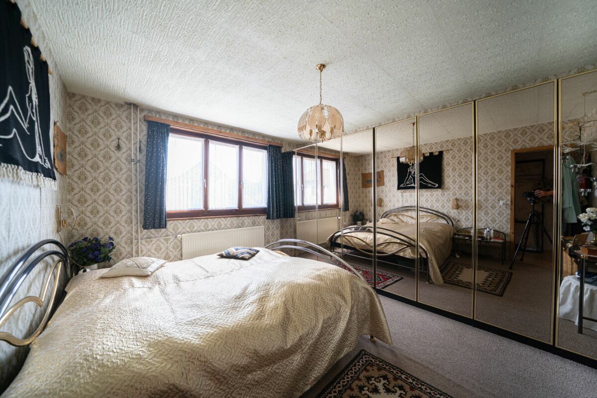 Schlafzimmer mit Spiegelkleiderschrank