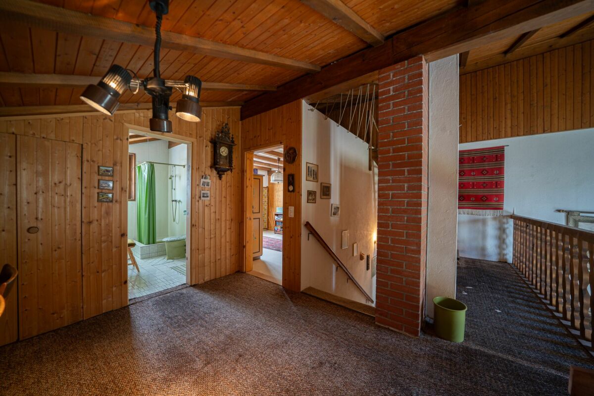 Treppenhaus mit Holzverkleidung