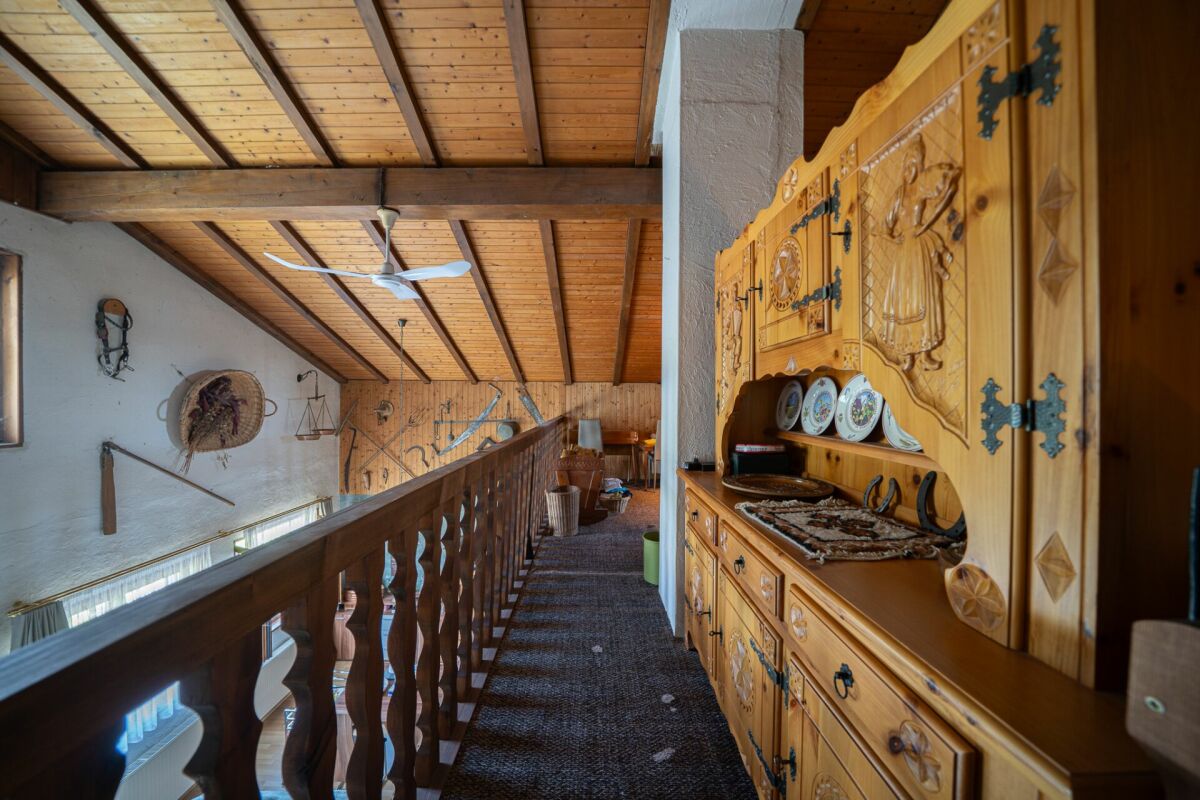 Rustikaler Dachgeschossflur mit Holzmöbeln