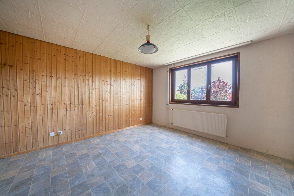 Leeres Zimmer mit Holzvertäfelung und Fenster