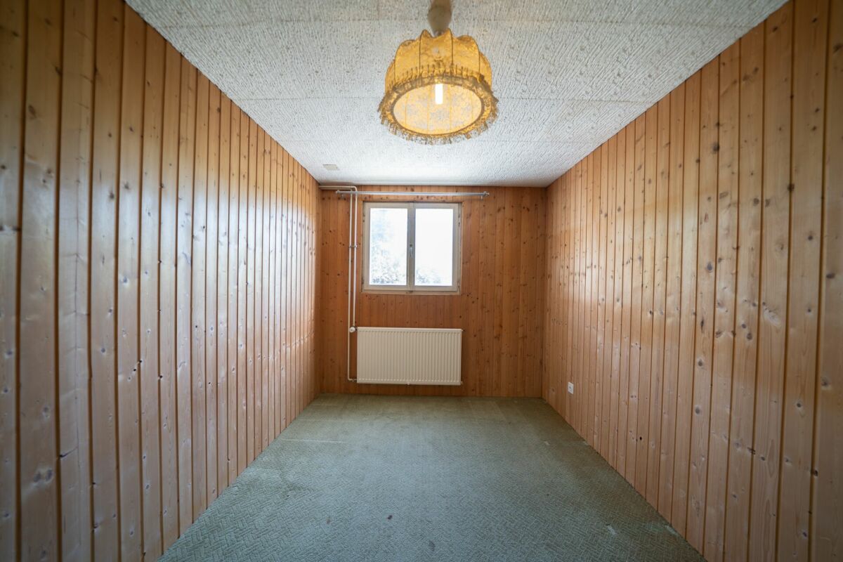 Langer leerer Raum mit Holzvertäfelung