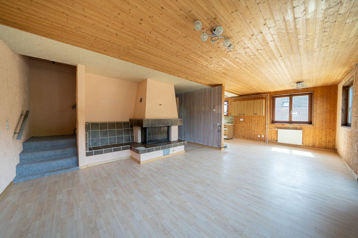 Wohnzimmer mit Kamin und Holzverkleidung