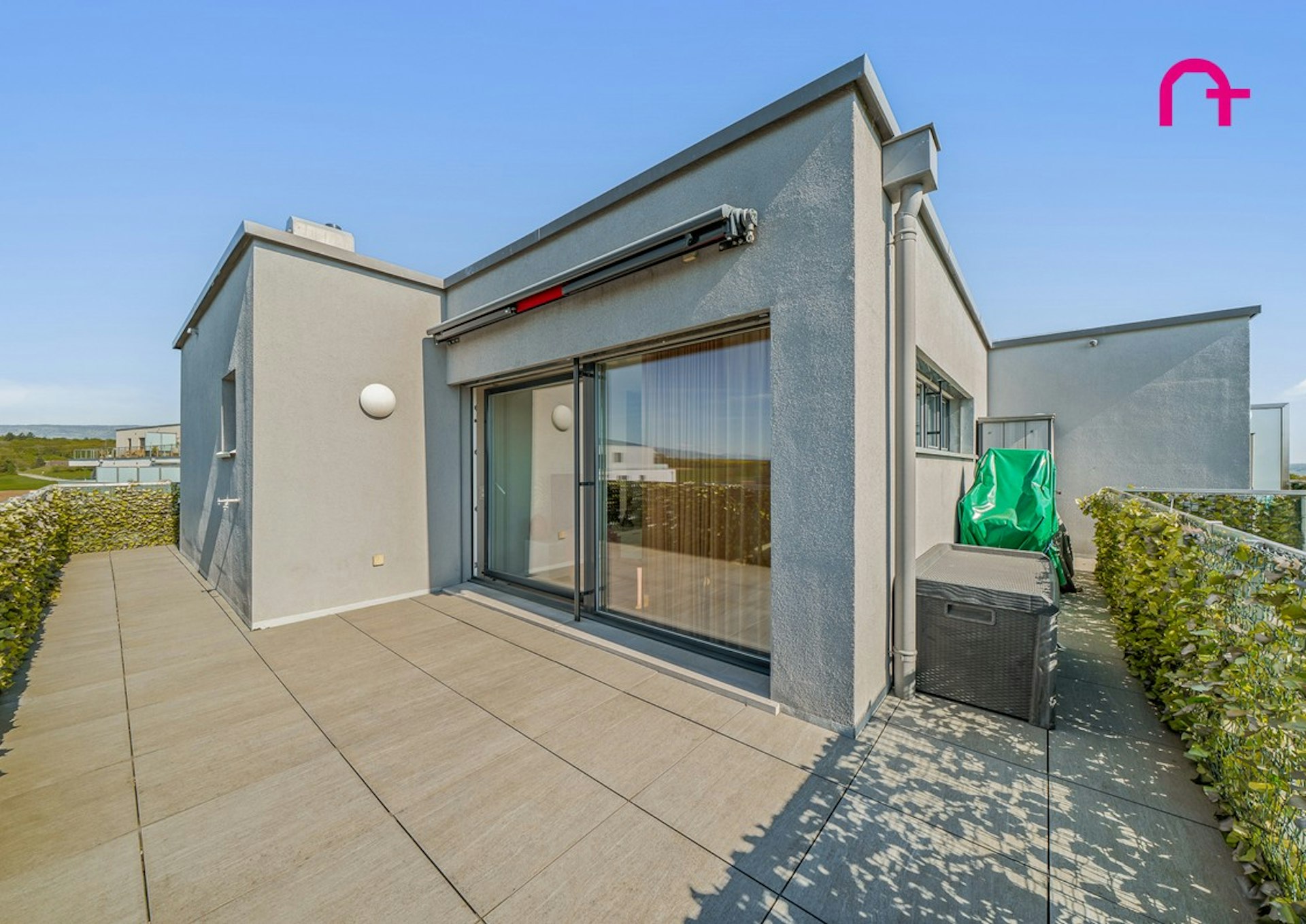 Moderne Dachterrasse mit Flachdach-Architektur