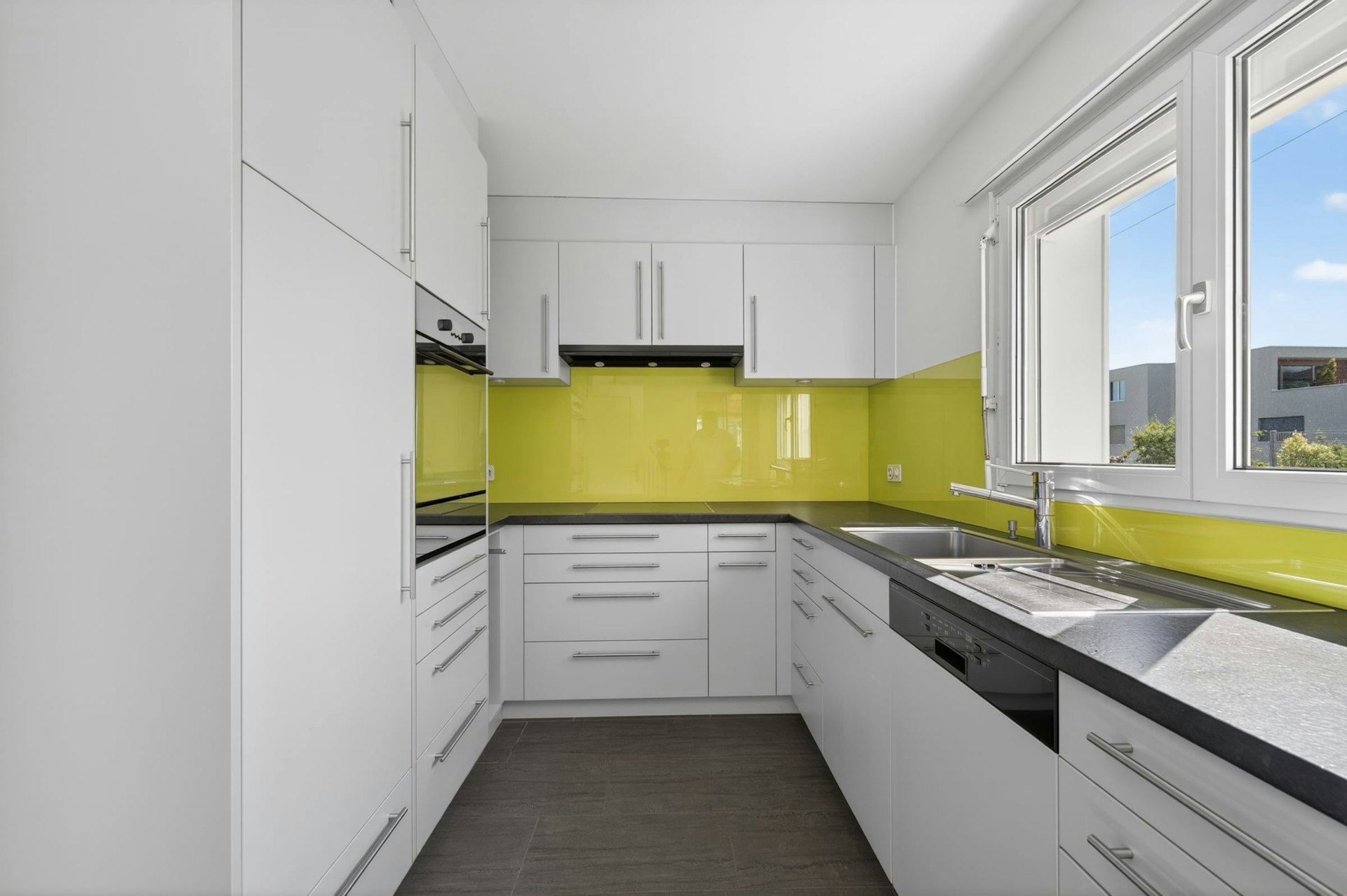 Moderne Einbauküche mit Fensterfront