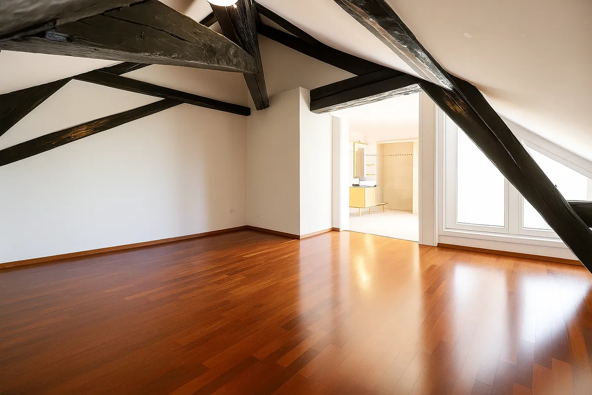 Dachgeschossraum mit sichtbaren Holzbalken