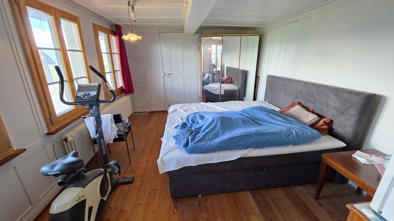 Schlafzimmer mit Trainingsgerät