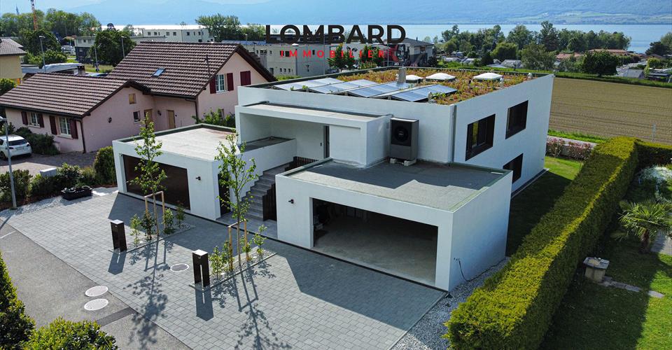 Moderne Villa mit Dachterrasse und Carport