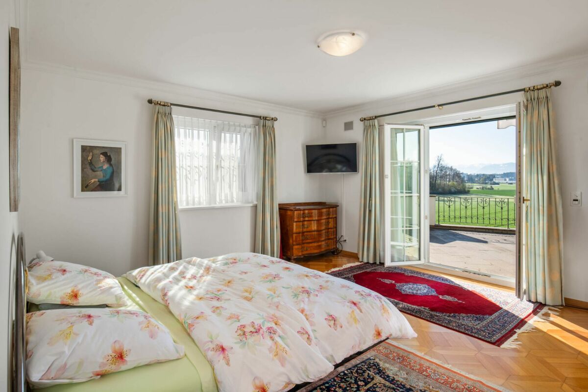 Helles Schlafzimmer mit Balkonblick
