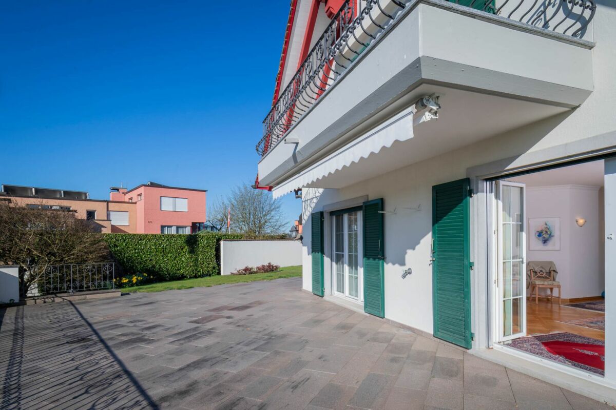 Terrasse und Hausfassade mit offenem Wohnraum