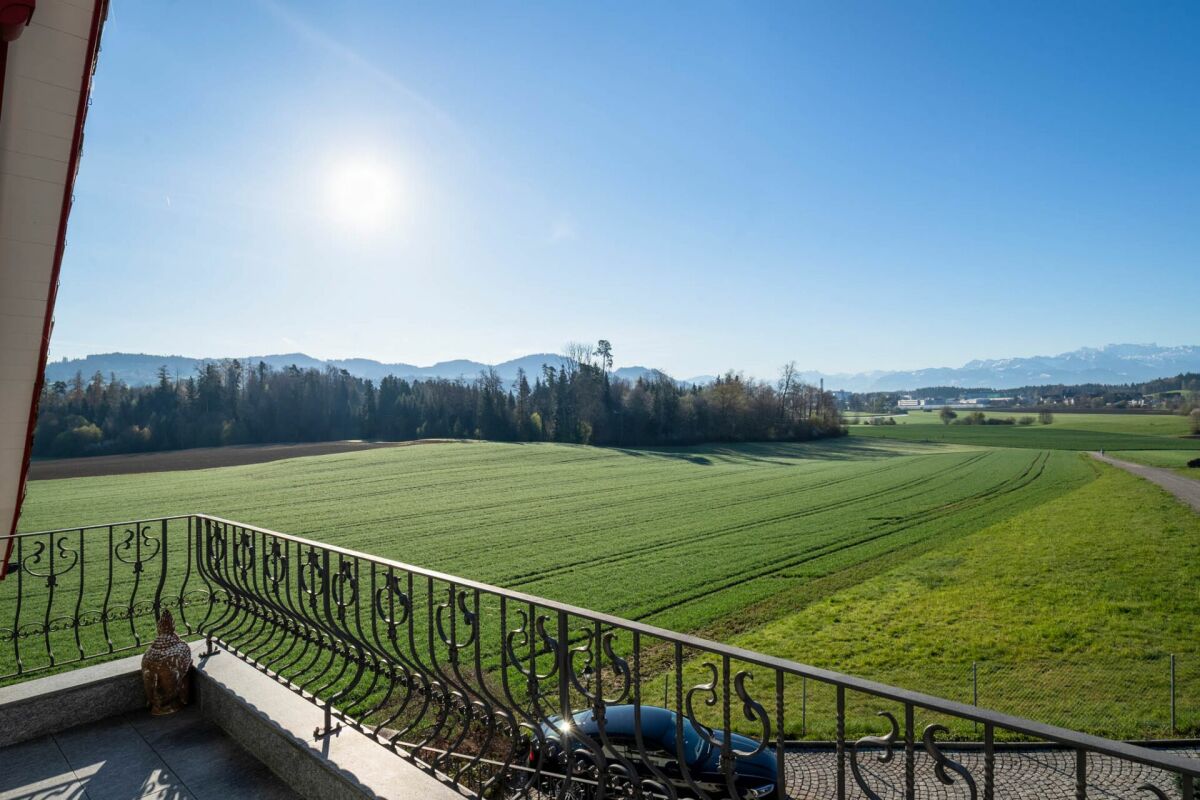 Balkon mit weitem Landschaftsblick
