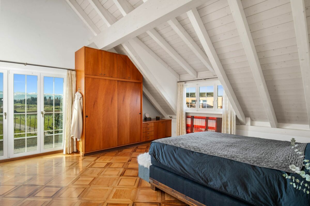 Dachgeschoss-Schlafzimmer mit Balkonblick