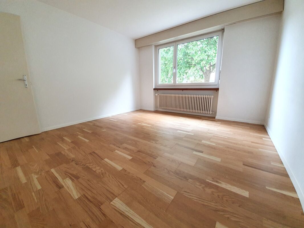 Leerer heller Raum mit Holzfußboden