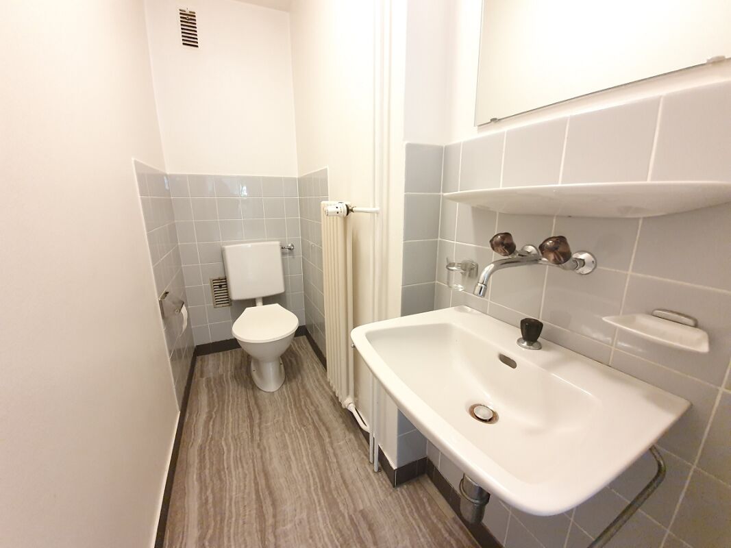 Gäste-WC mit Waschbecken und Toilette