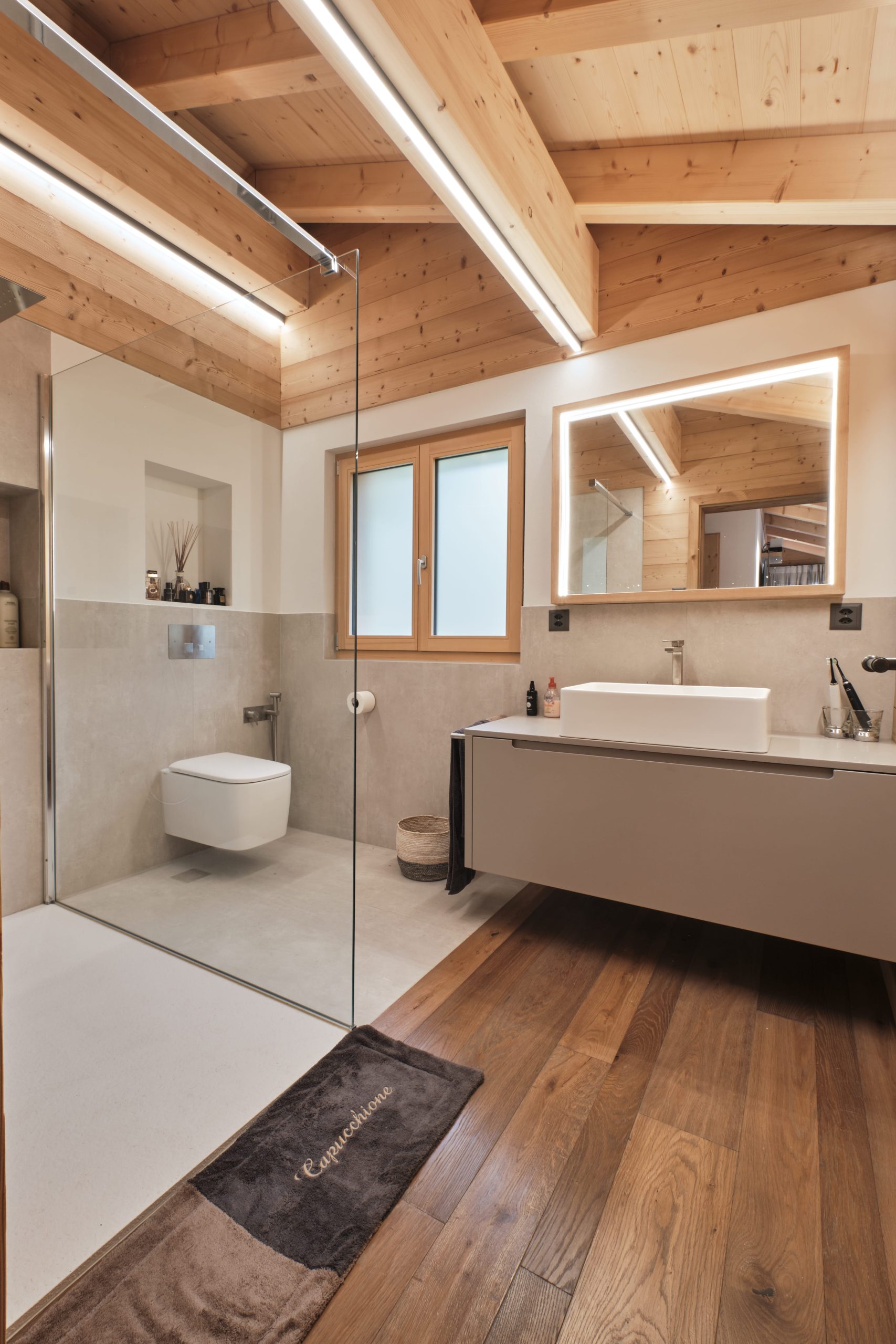 Modernes Badezimmer mit Holzdecke