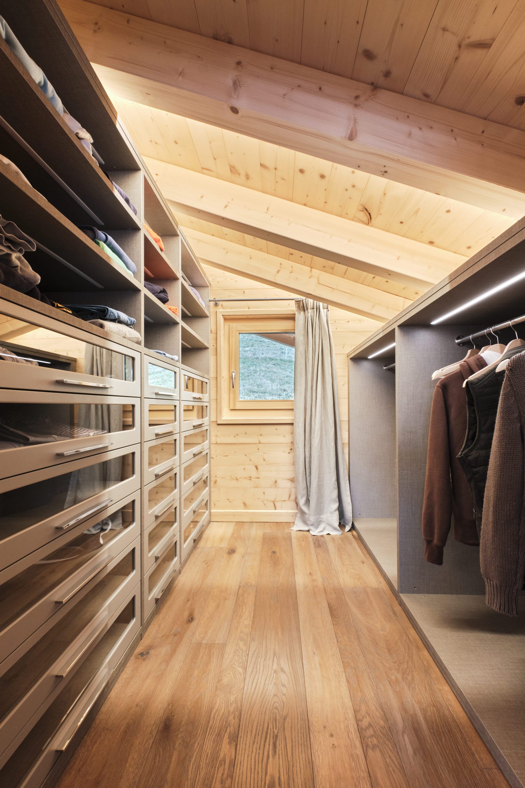 Ankleidezimmer mit Dachschräge