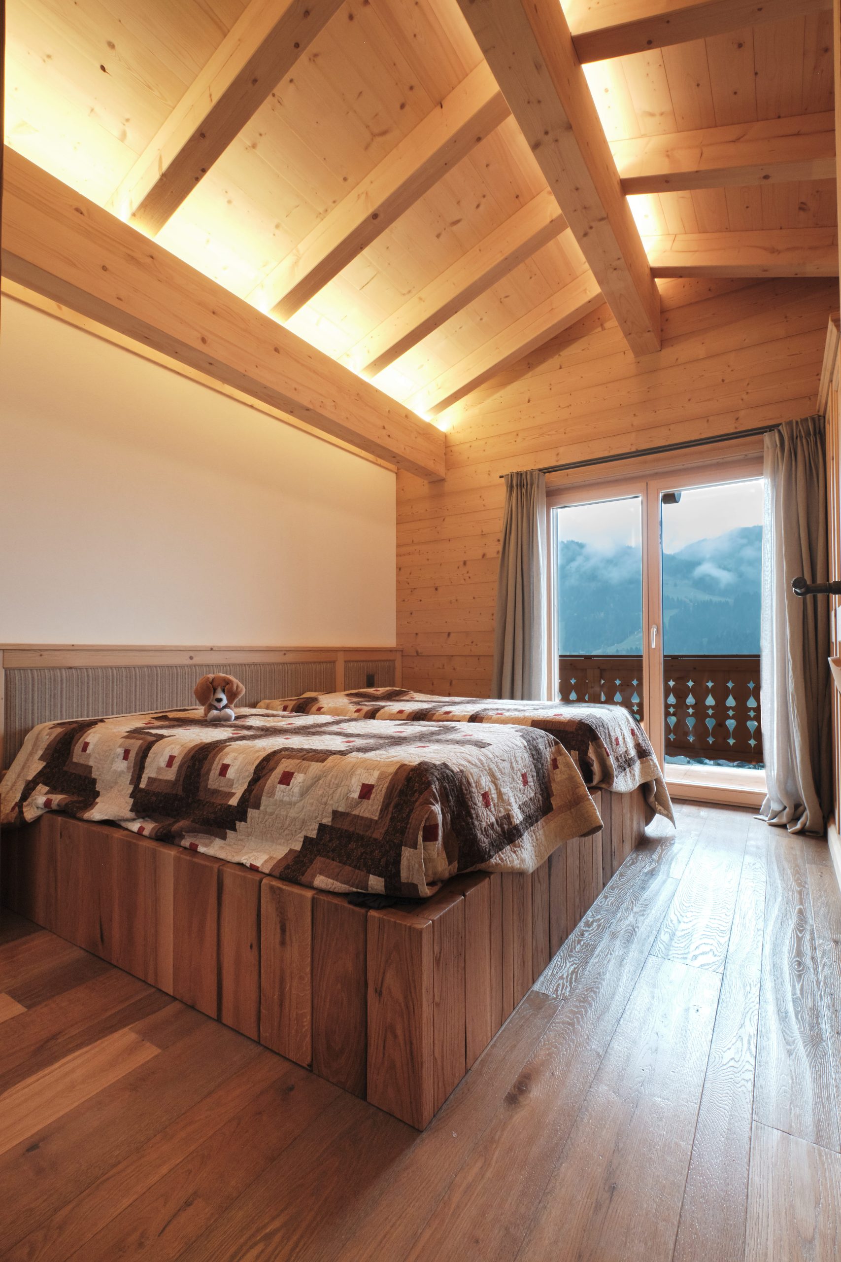 Gemütliches Schlafzimmer im Holzstil mit Bergblick