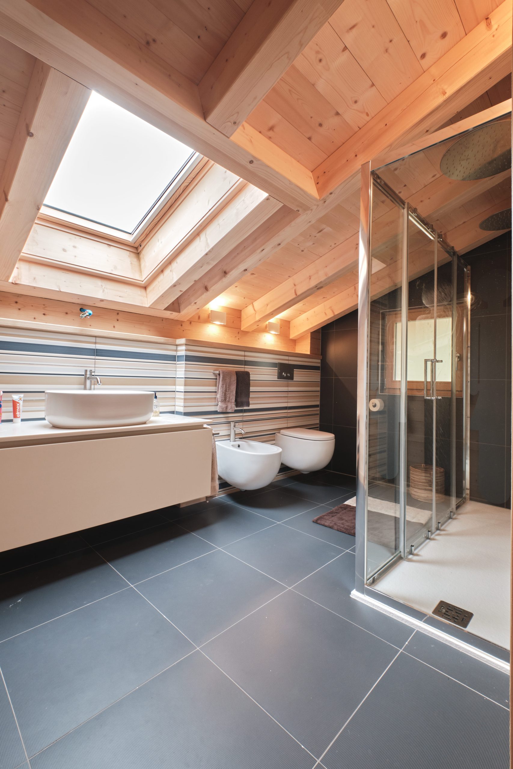 Modernes Badezimmer mit Dachfenster