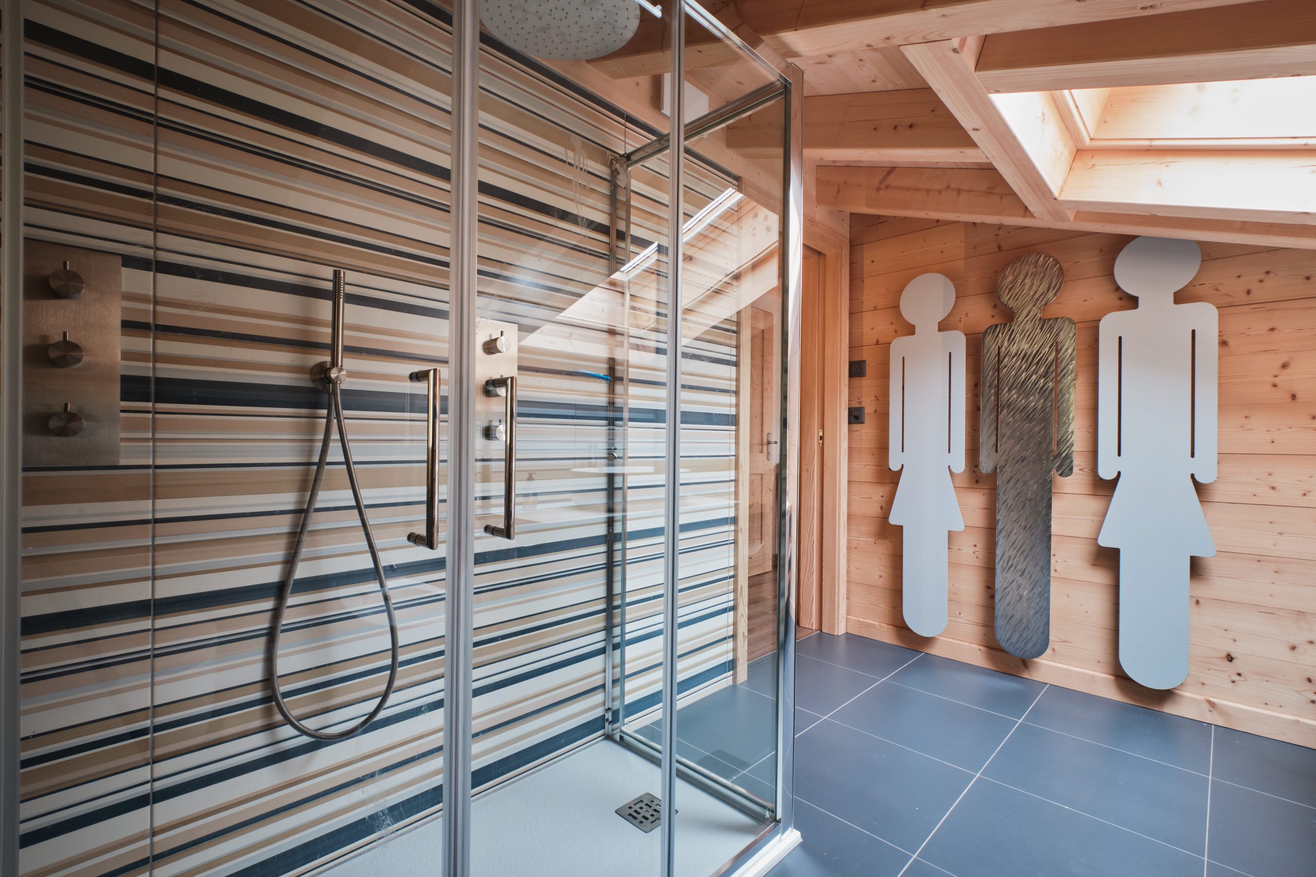 Moderne Dachbad-Dusche mit Holzverkleidung