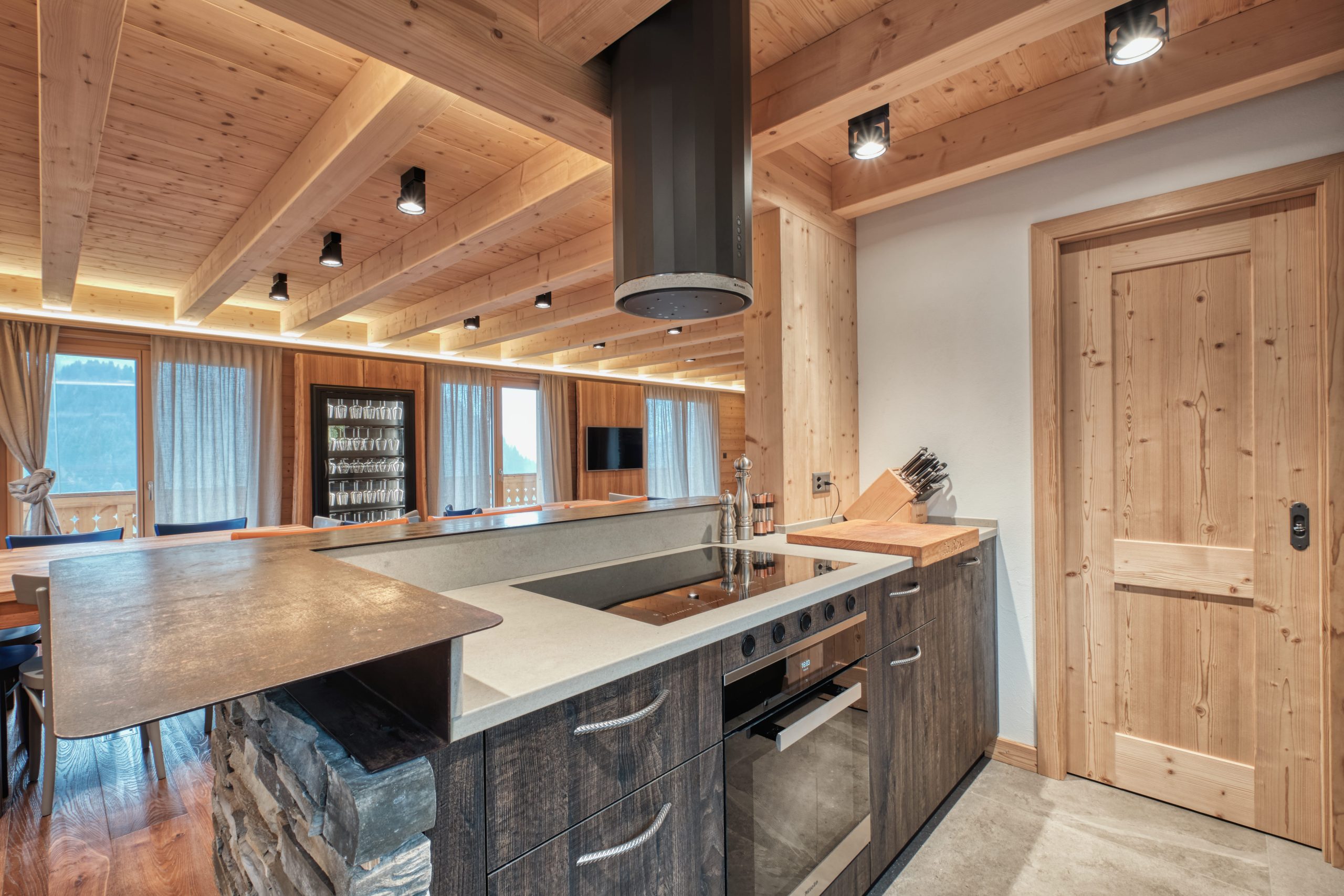 Moderne Küche mit Holzverkleidung und Kochinsel