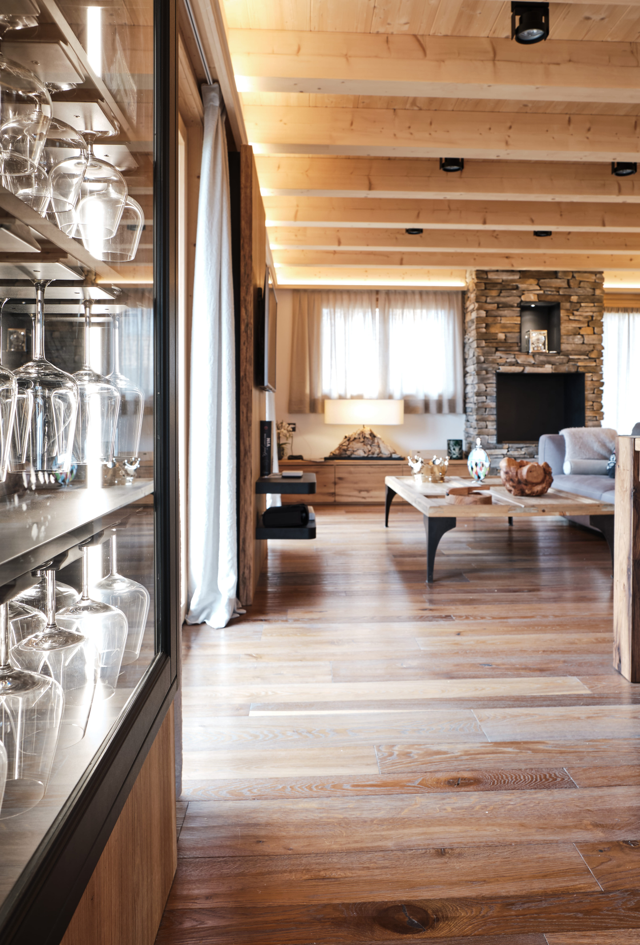 Gemütliches Wohnzimmer mit Holzbalkendecke und Kamin