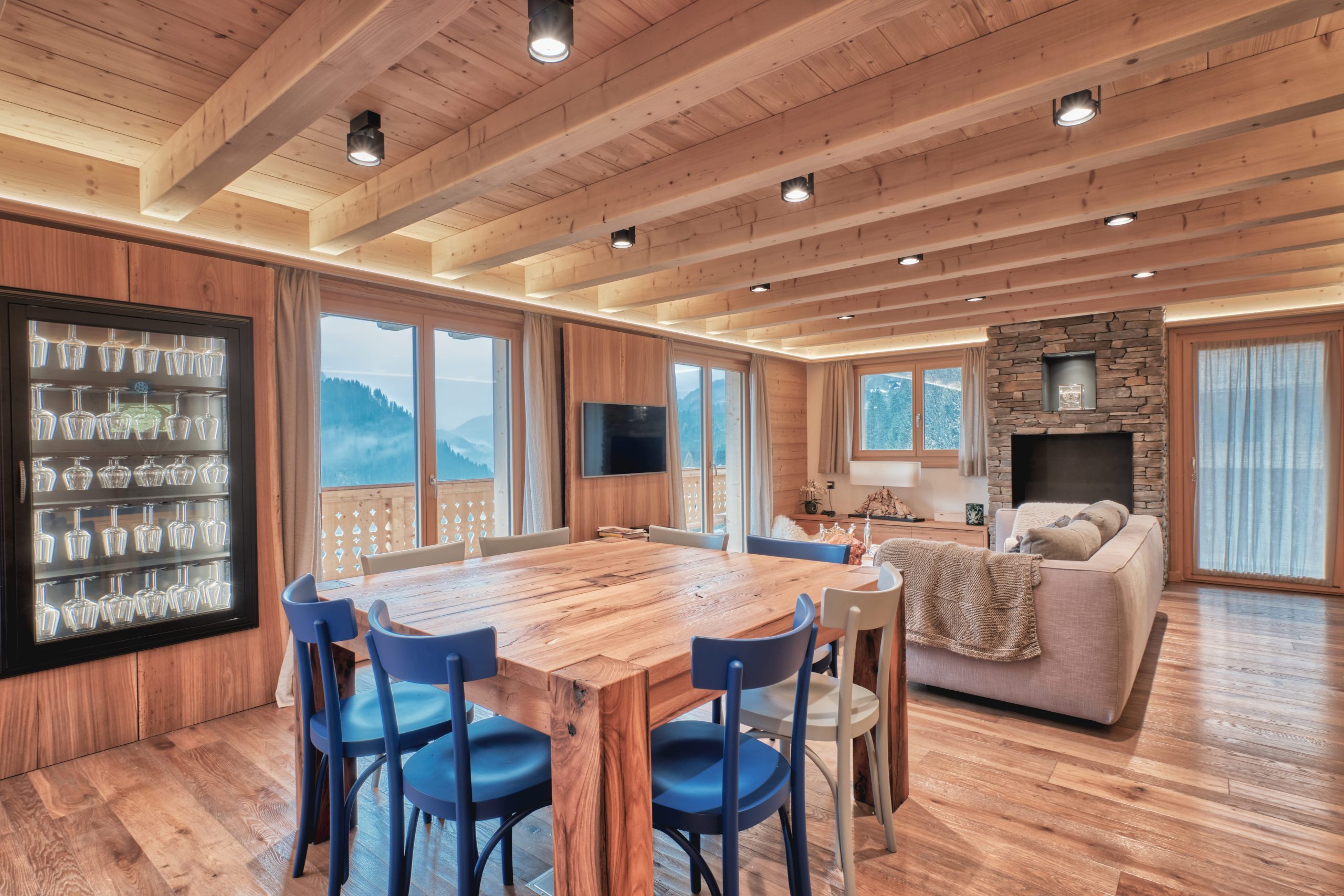 Gemütlicher Wohn-Essbereich im Chalet-Stil