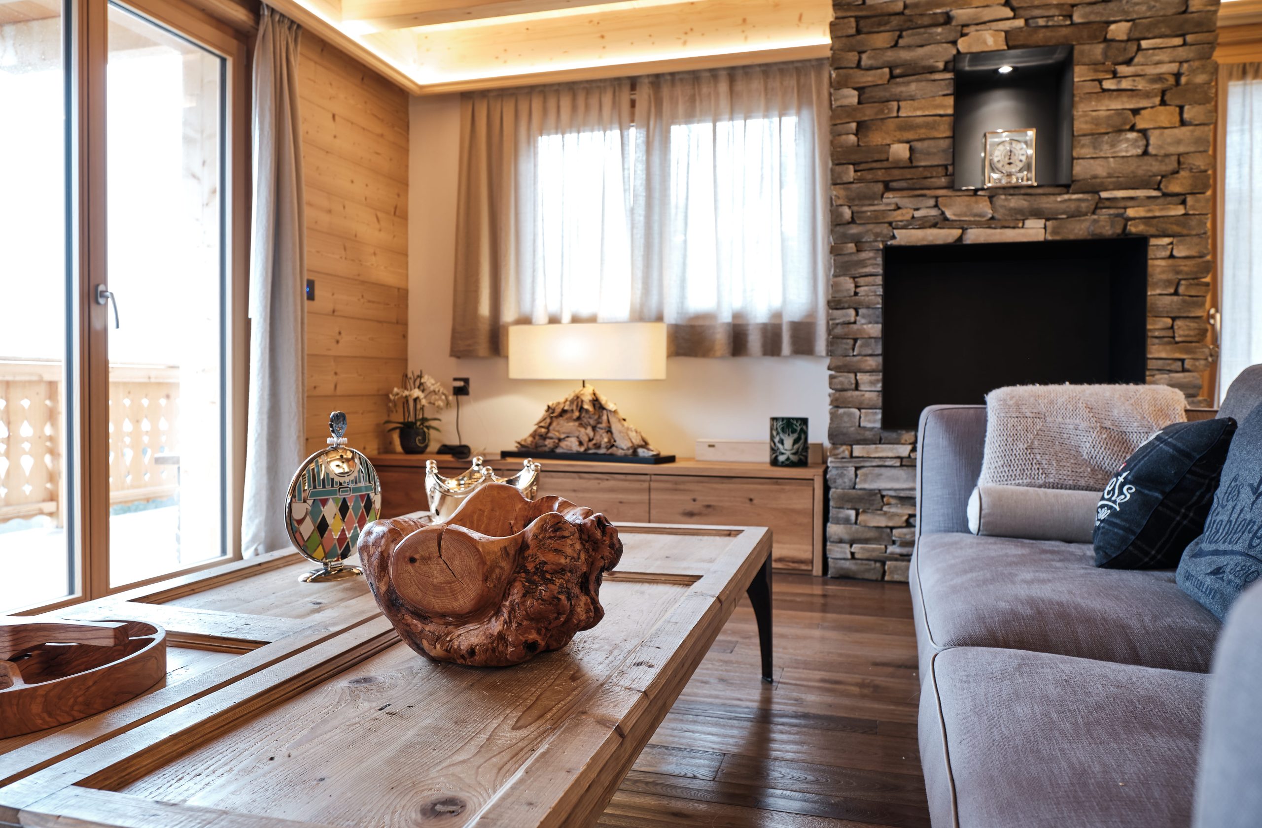 Gemütliches Wohnzimmer mit Kamin und Holzdetails