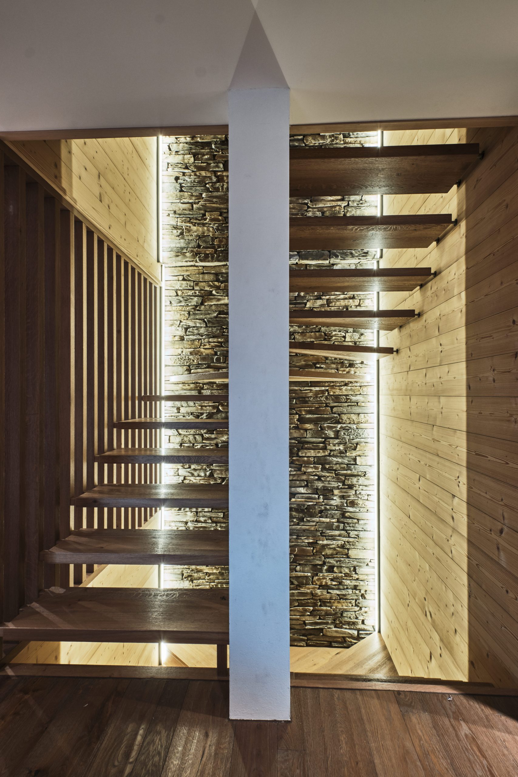 Treppe mit Holz und Steinwand