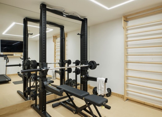 Home-Gym mit Kraftstation und Spiegelwand