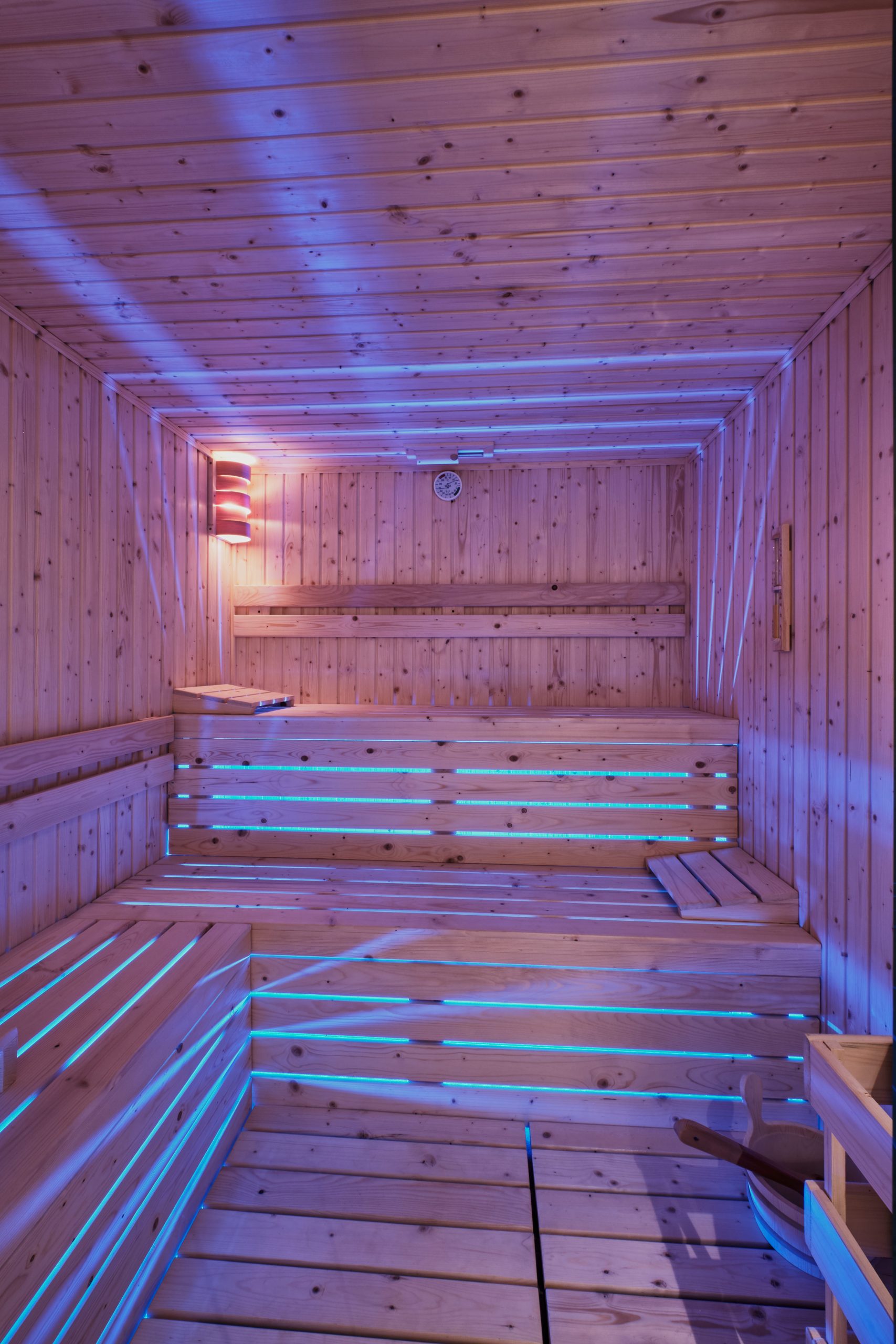 Sauna-Innenraum mit Holzverkleidung