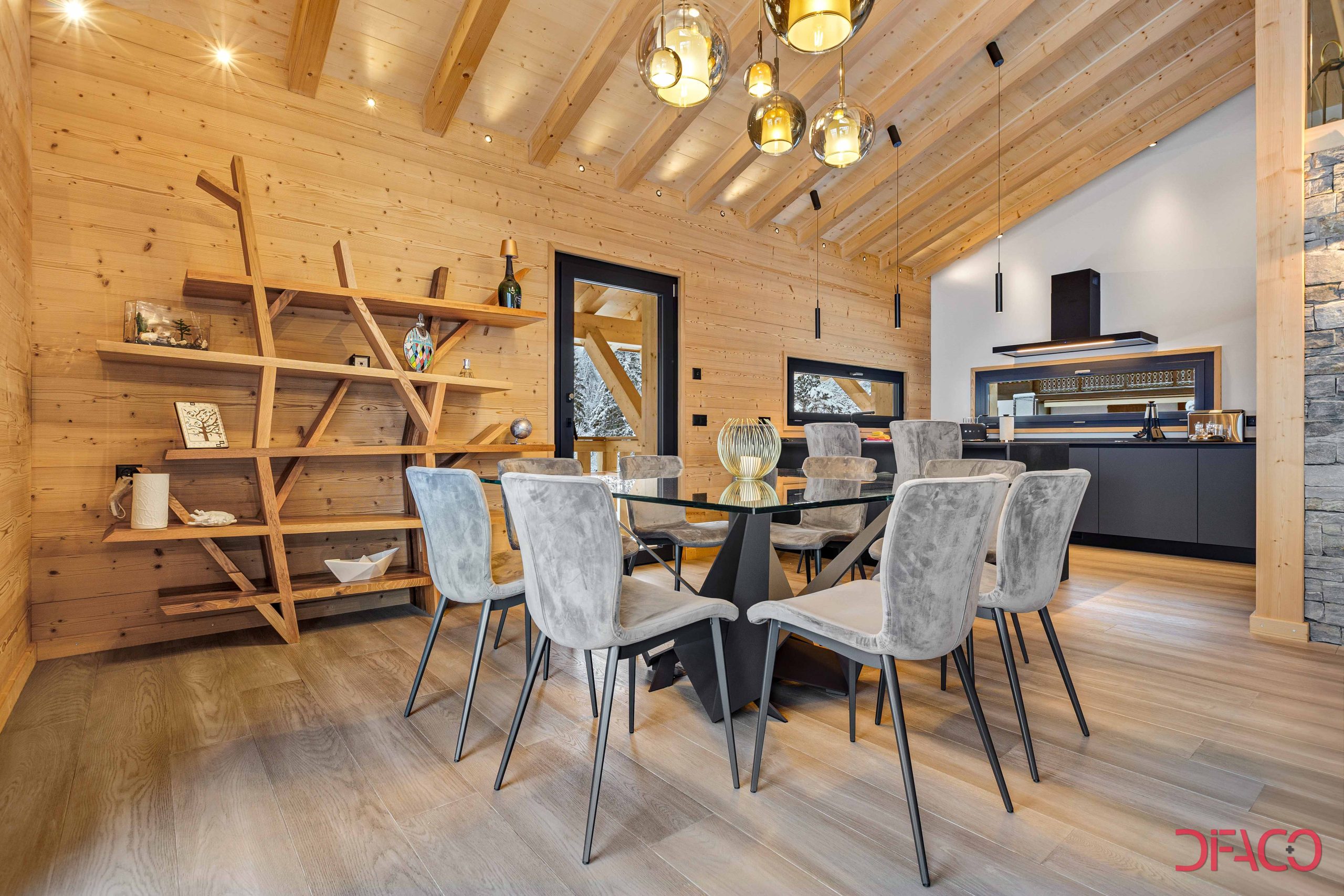 Essbereich mit offener Küche im Chalet-Stil
