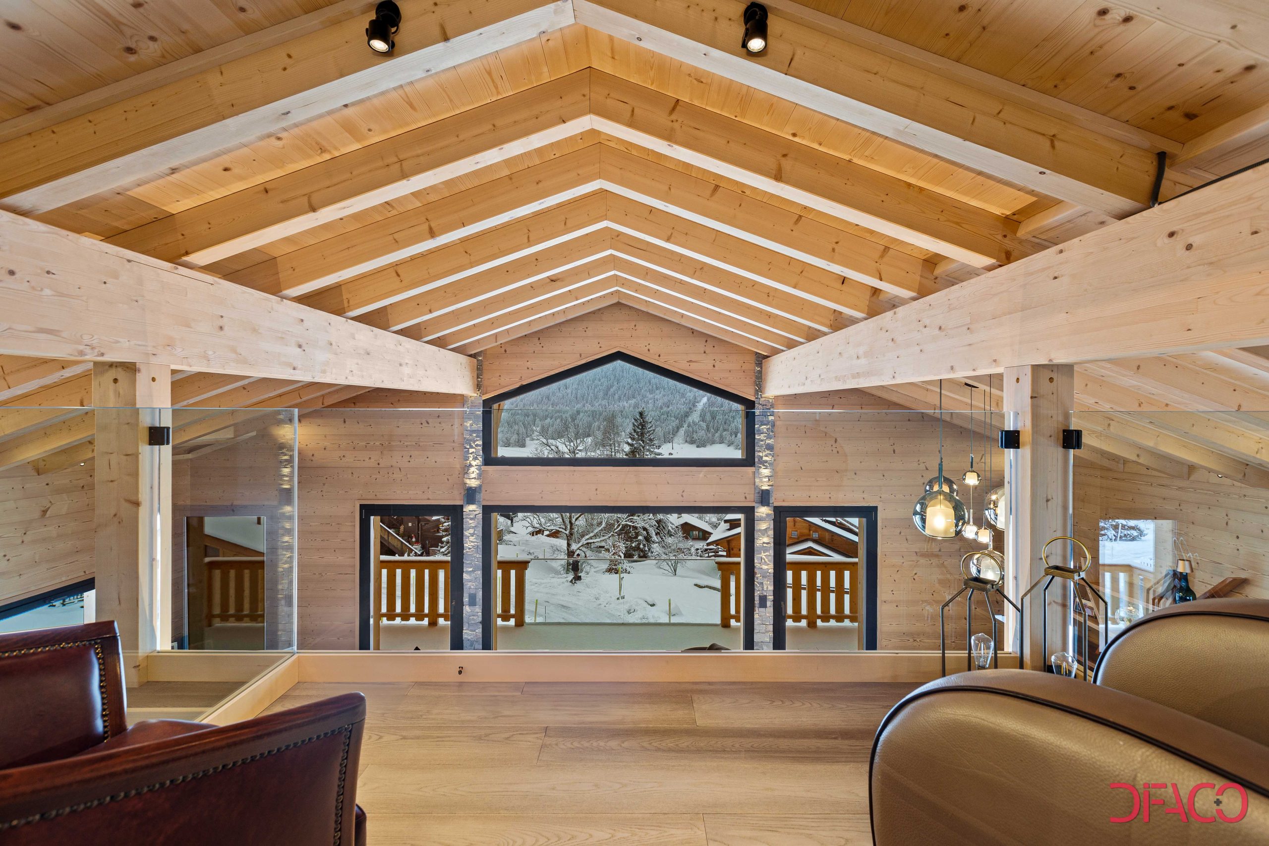 Dachgeschoss in Holzoptik mit Panoramafenstern