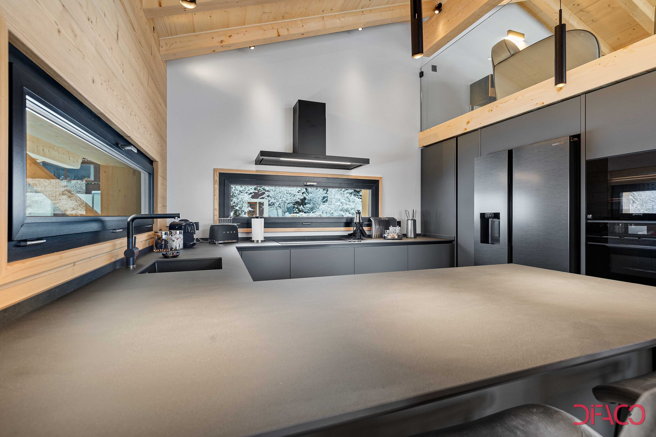 Moderne Küche mit Holzdecke und dunklen Fronten