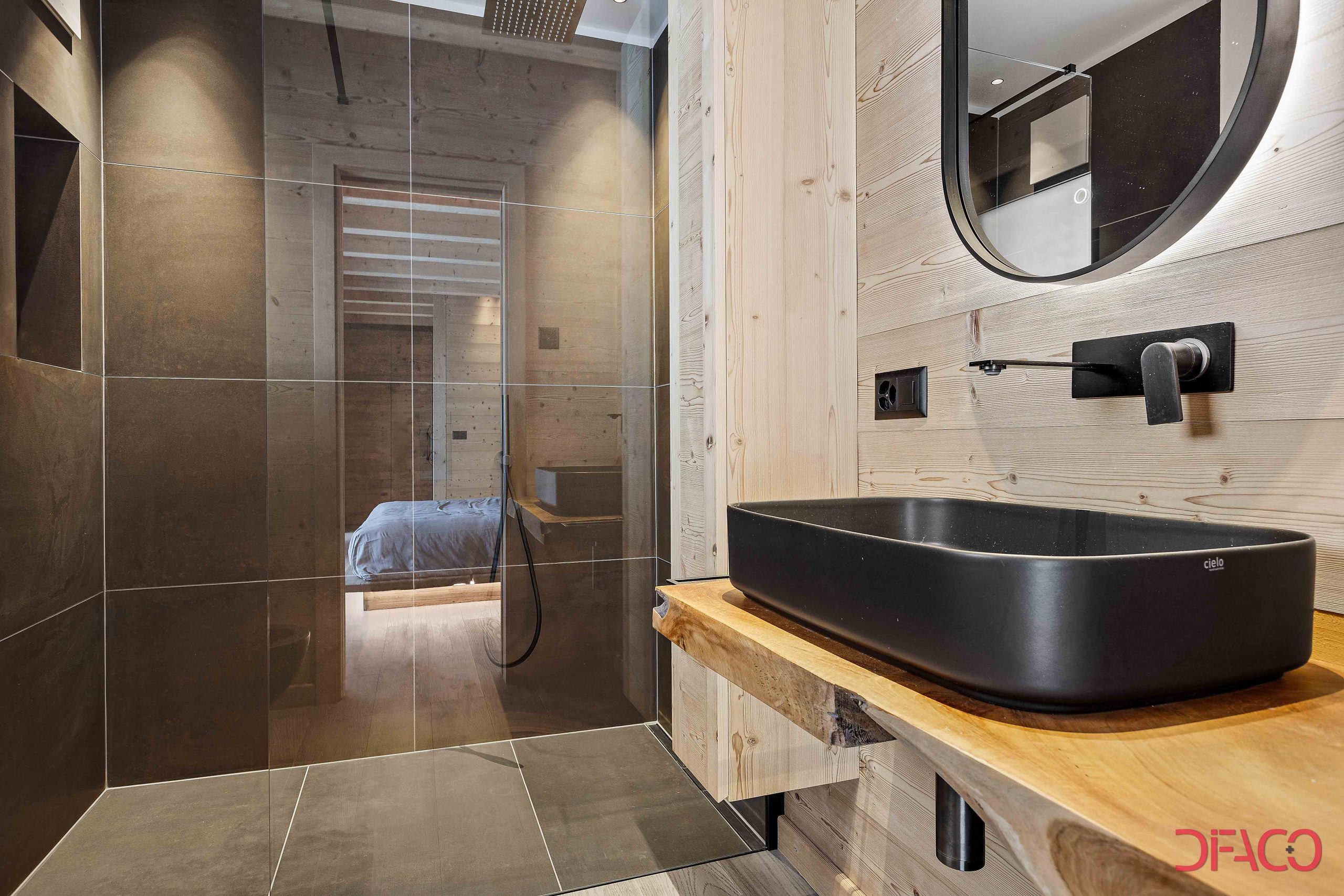 Modernes Badezimmer mit Holz und dunklen Fliesen
