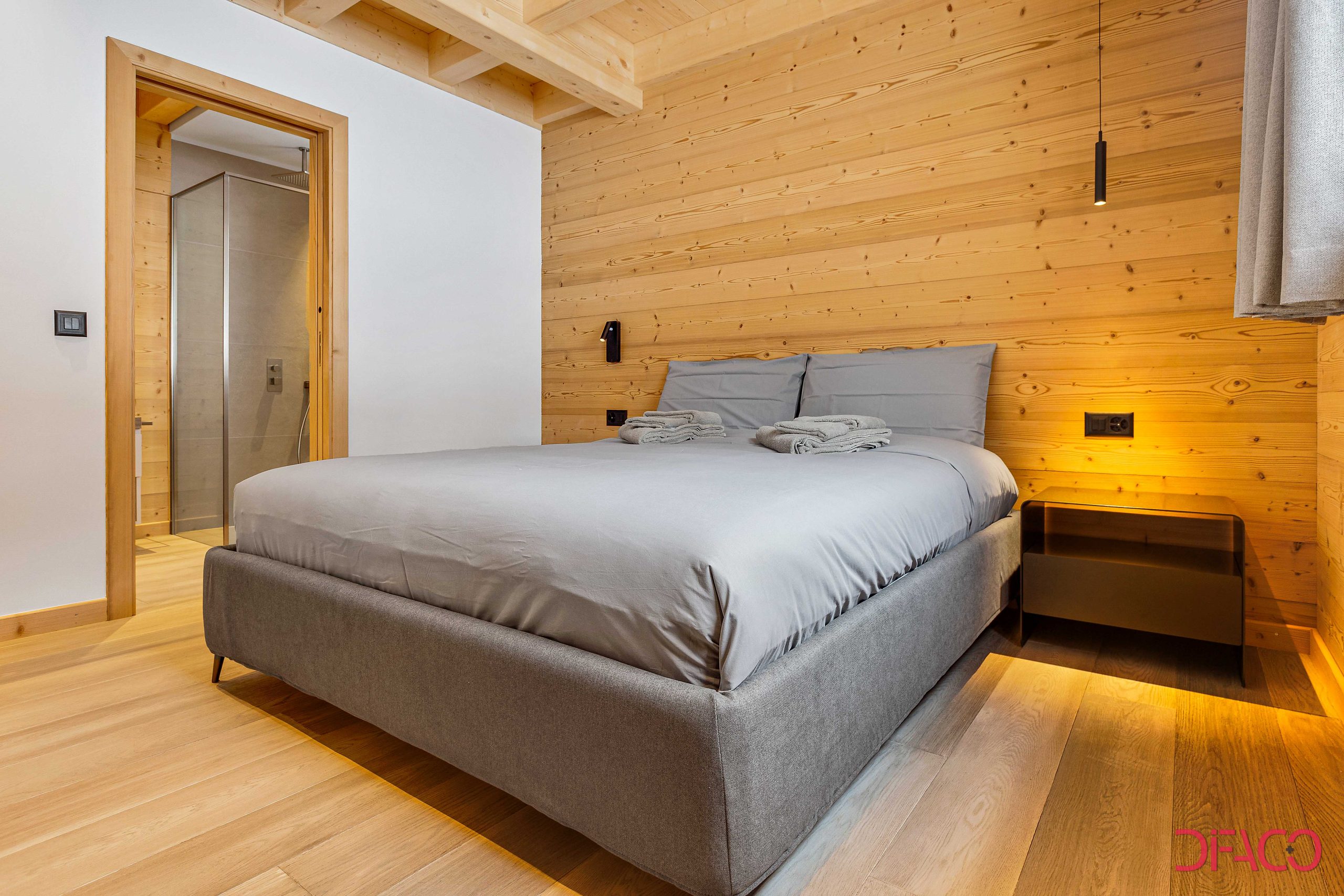 Modernes Schlafzimmer mit Holzverkleidung
