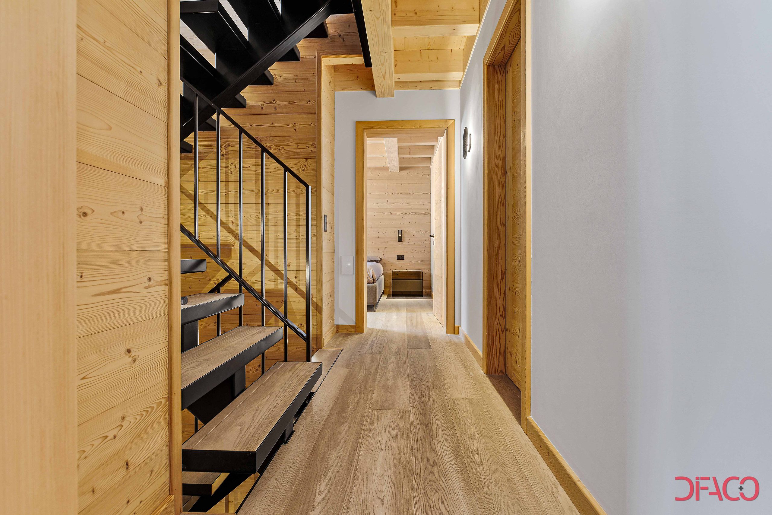 Flur mit Holztreppe