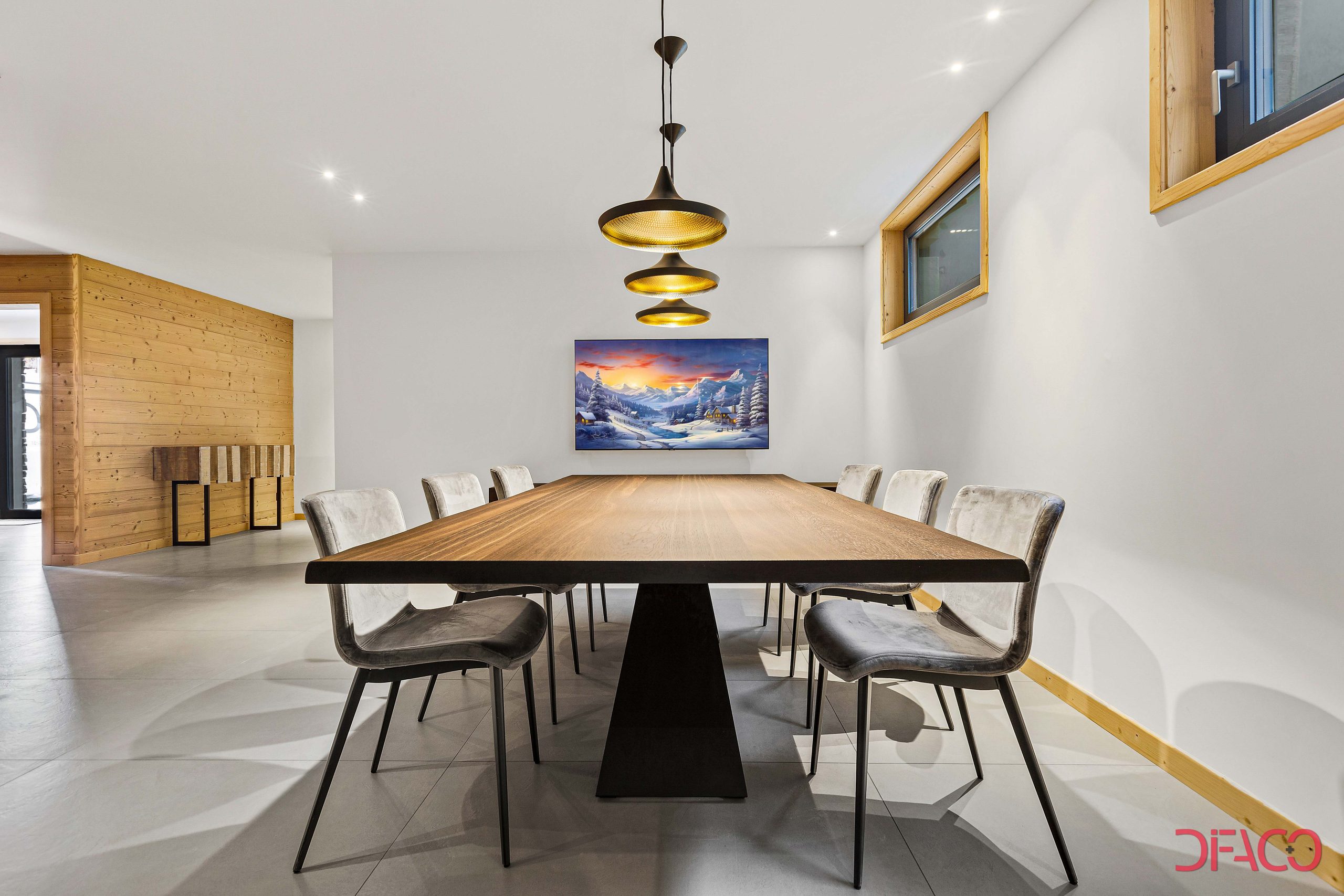 Modernes Esszimmer mit großem Holztisch