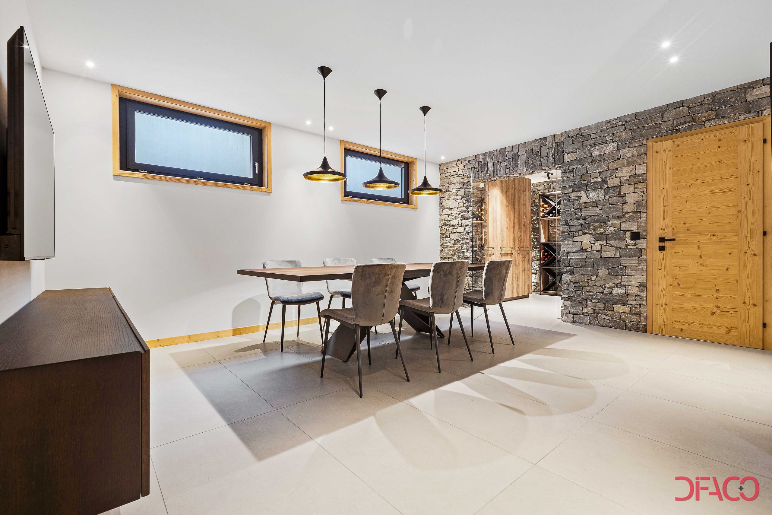 Moderner Essbereich mit Steinwand und Holzdetails