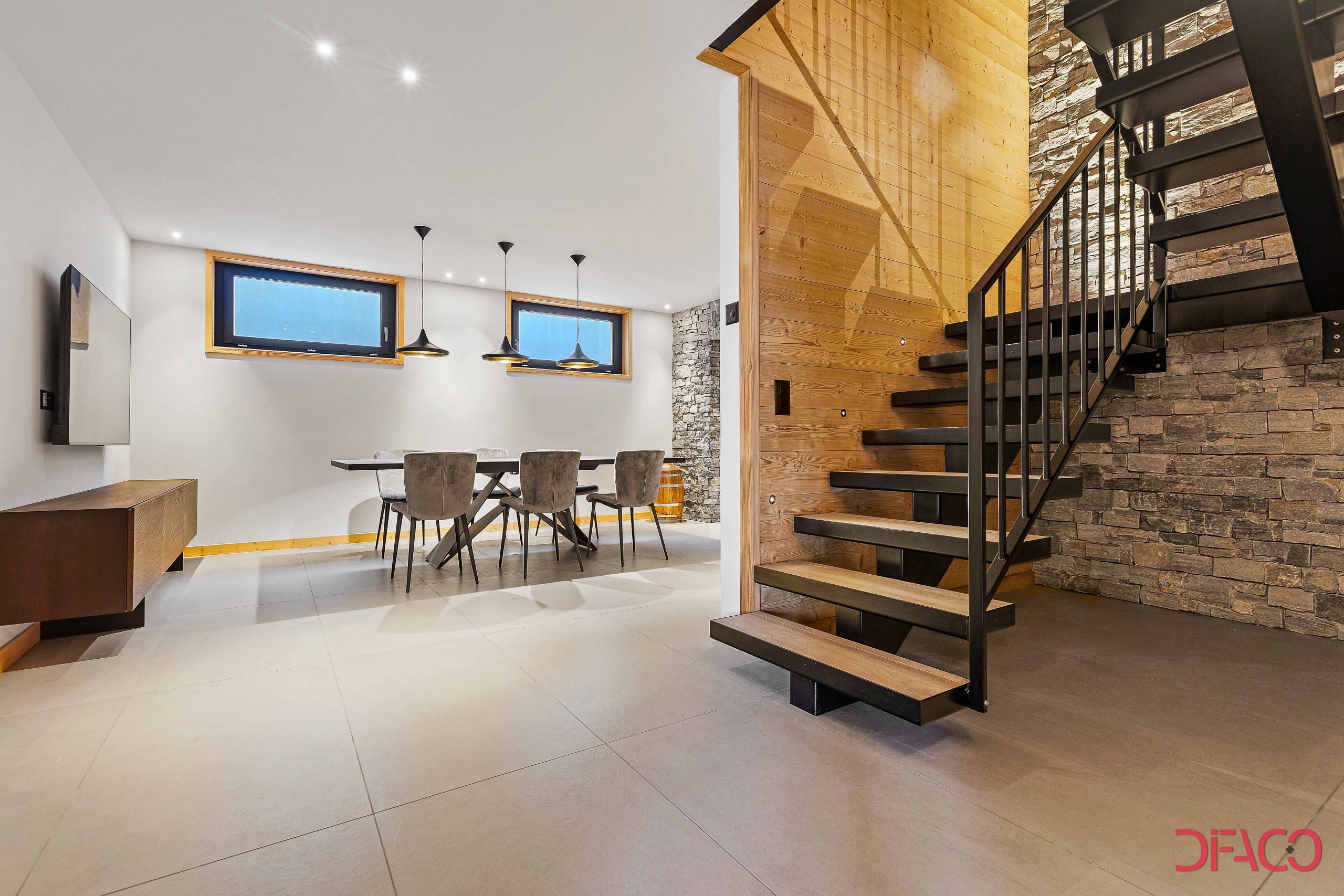 Moderner Wohn-Essbereich mit Treppe