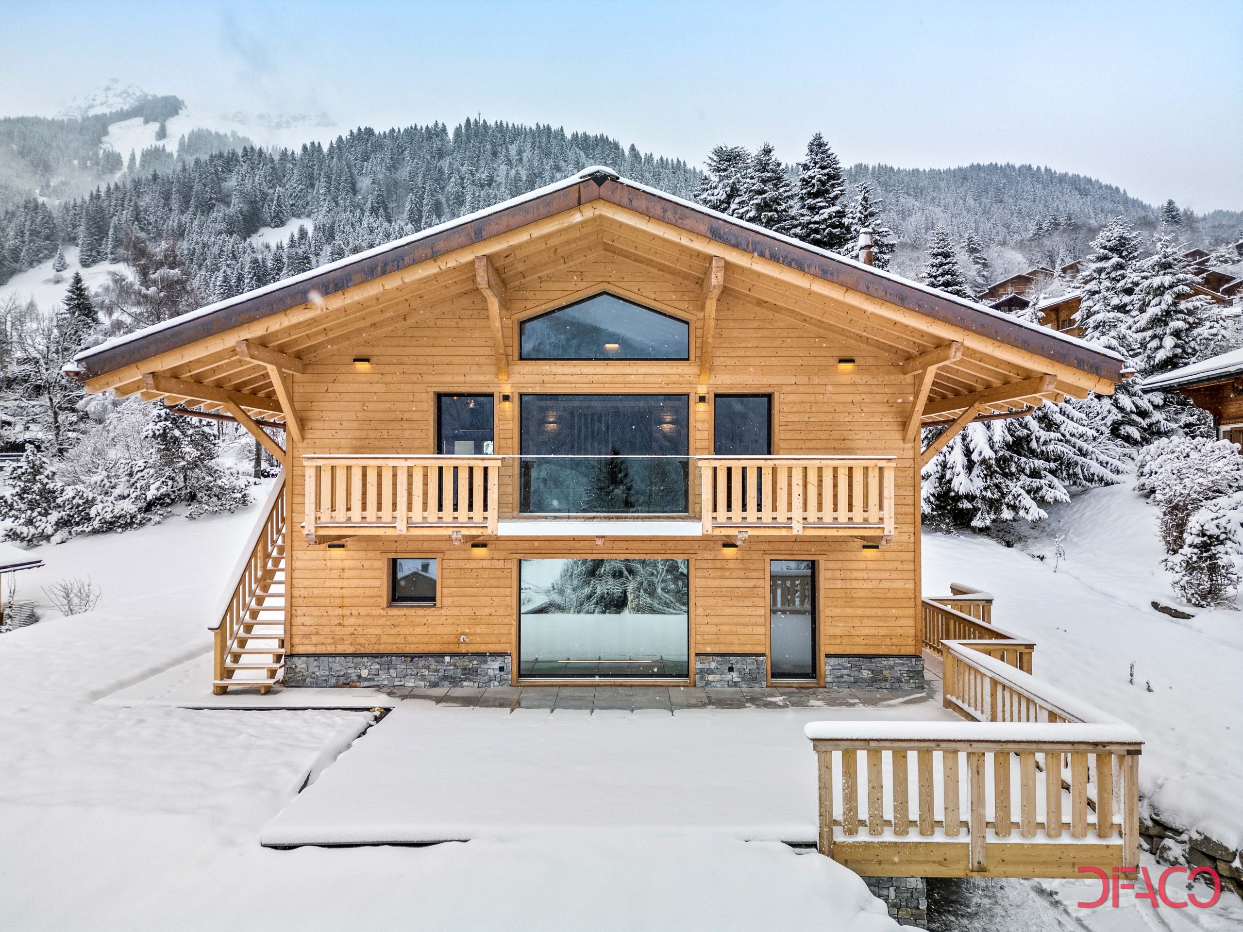 Holzchalet im Schnee mit Bergkulisse
