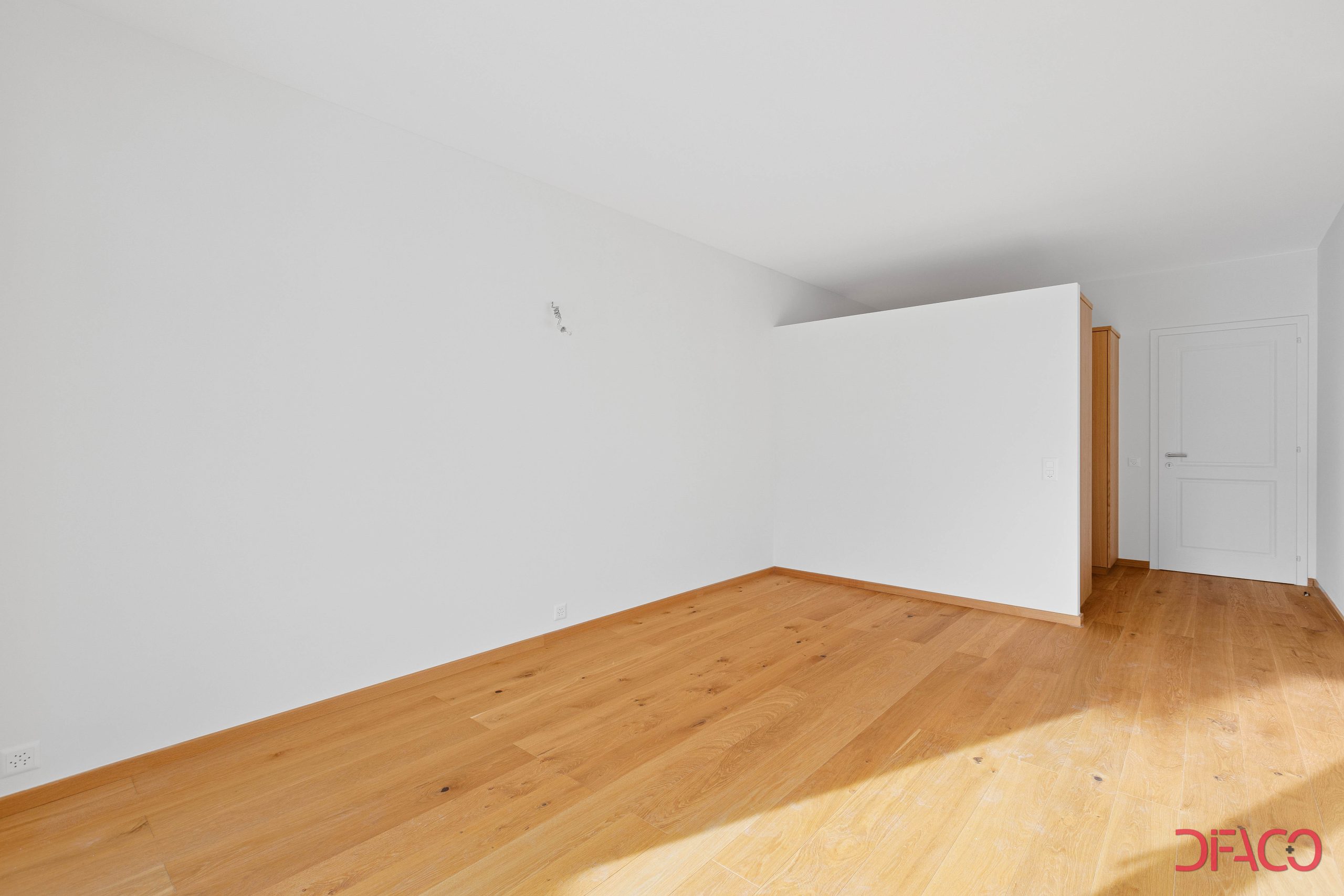 Leeres, modern renoviertes Zimmer mit Parkett